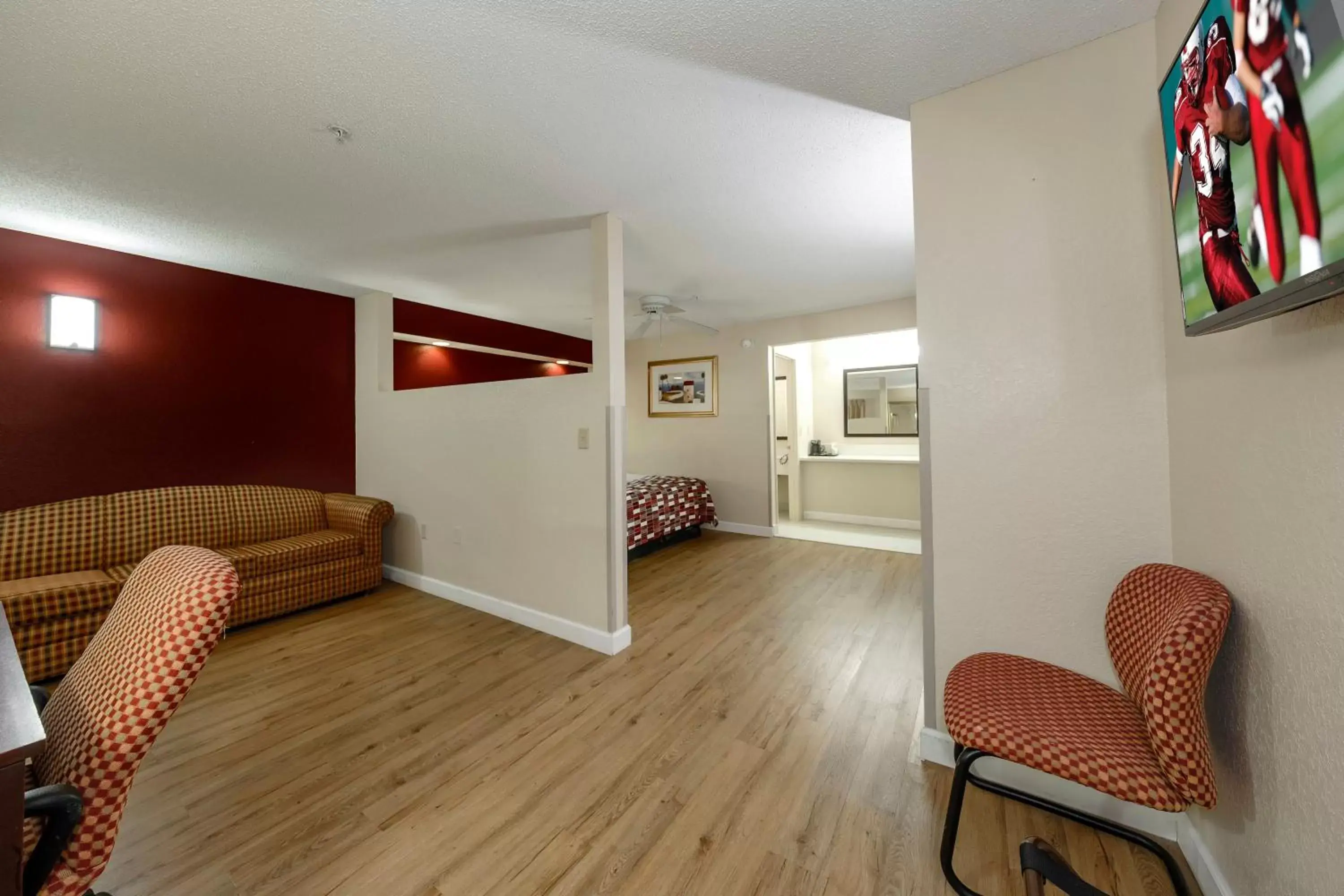 Bedroom, Seating Area in Red Roof Inn Ellenton - Bradenton NE