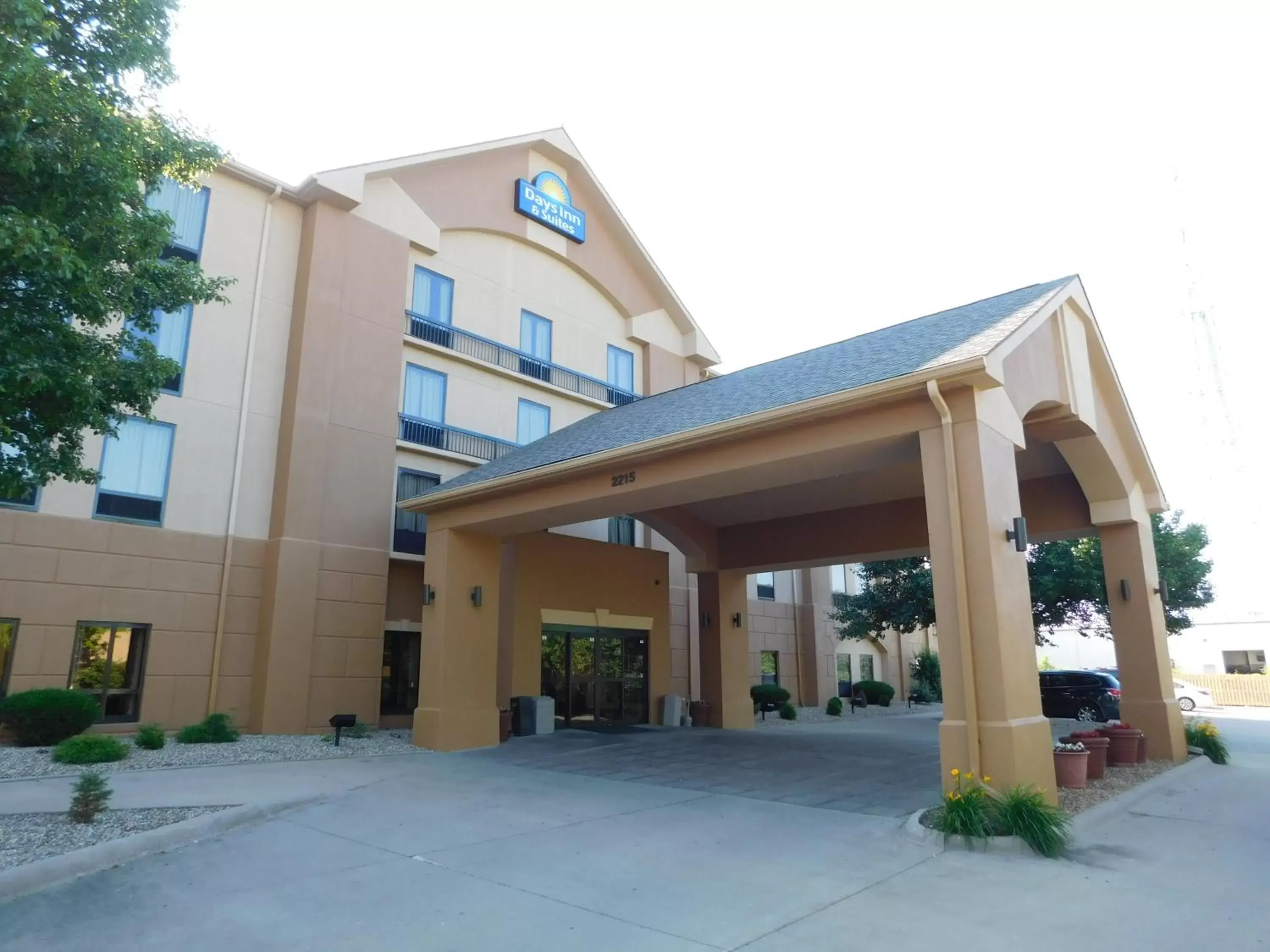 Facade/Entrance in Days Inn & Suites by Wyndham Cedar Rapids