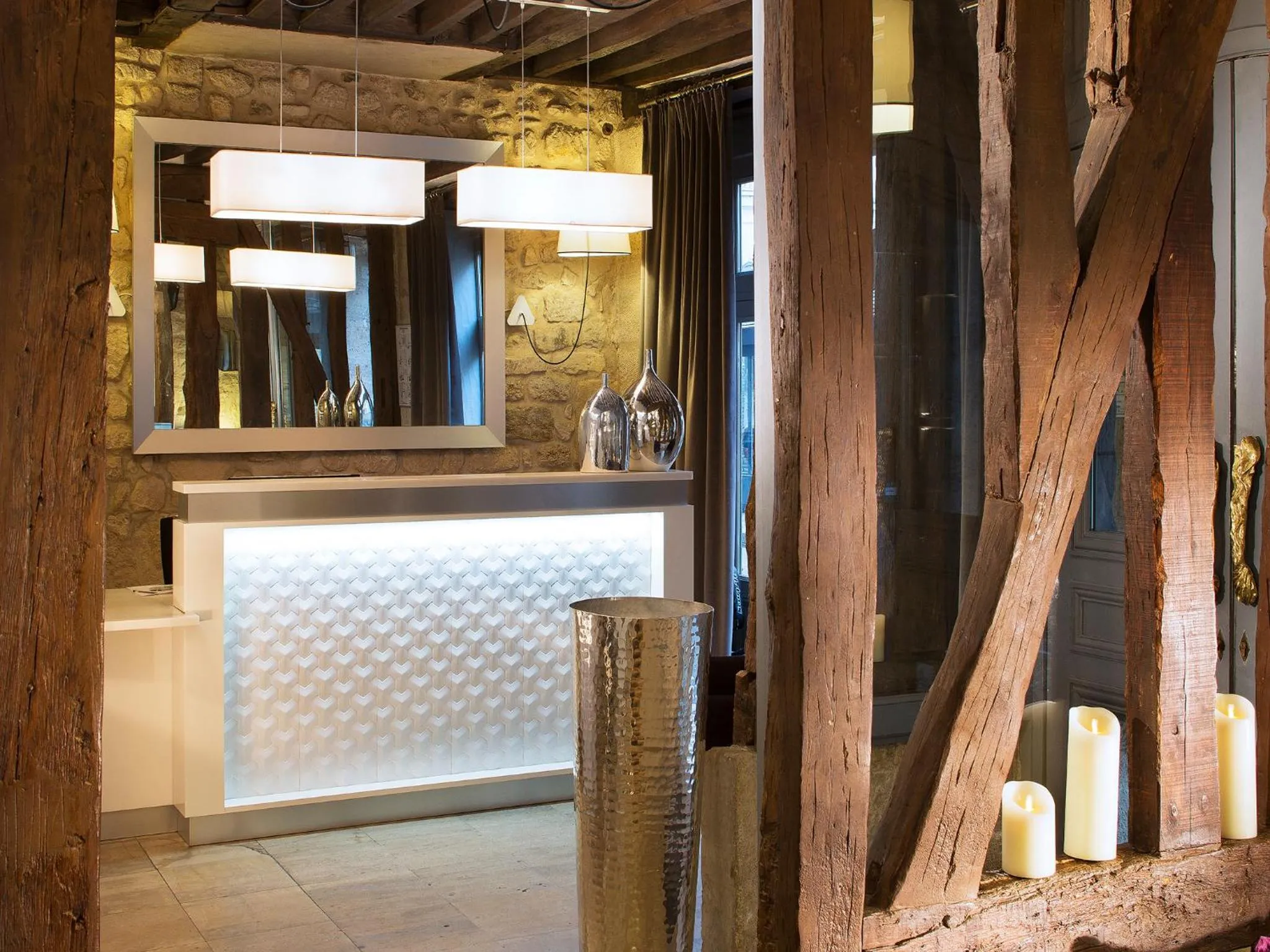 Lobby or reception in Hôtel Jacques de Molay - Fitness & Sauna