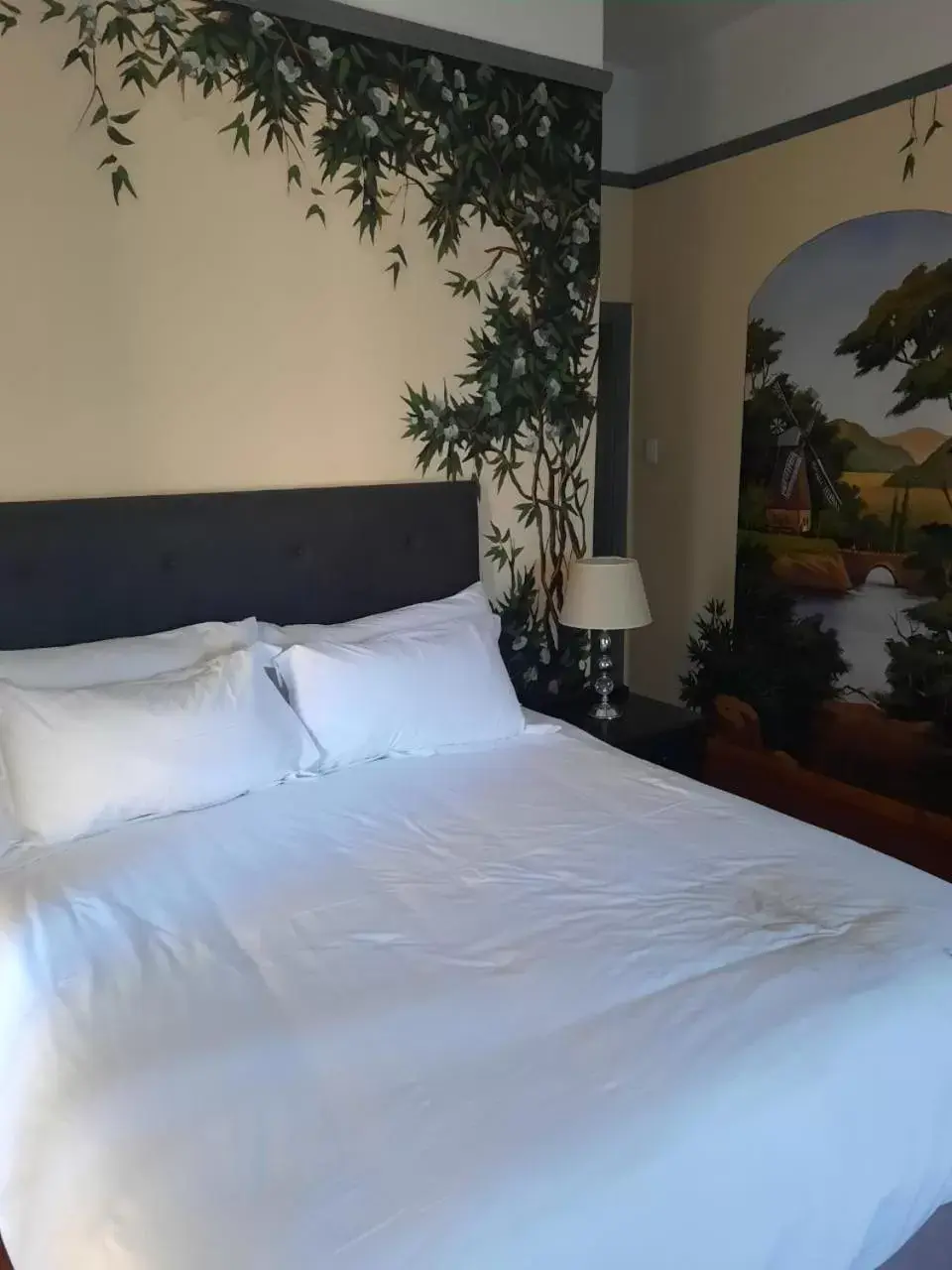 Bed in Alpine Inn