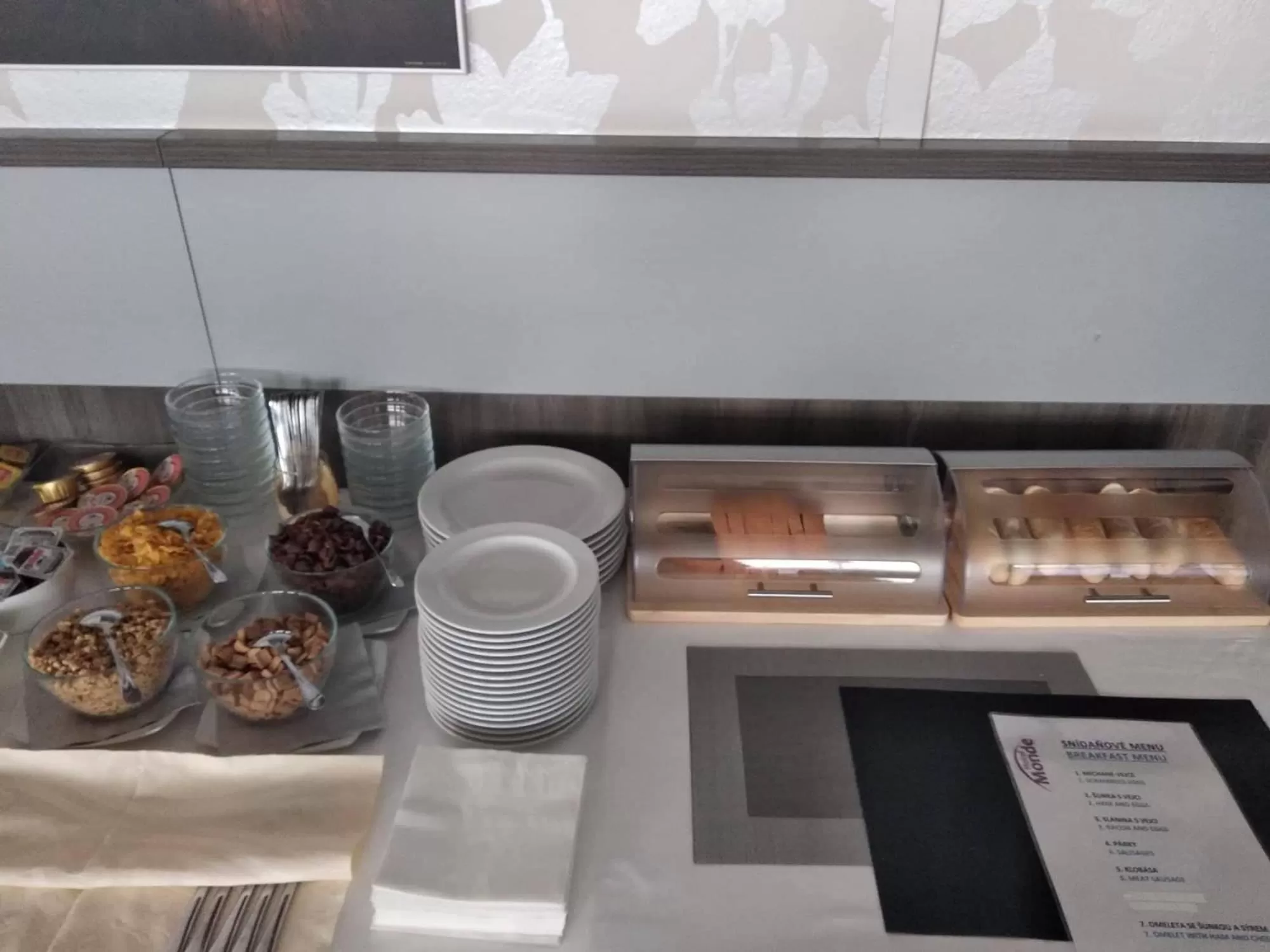 Restaurant/places to eat in Hotel Monde