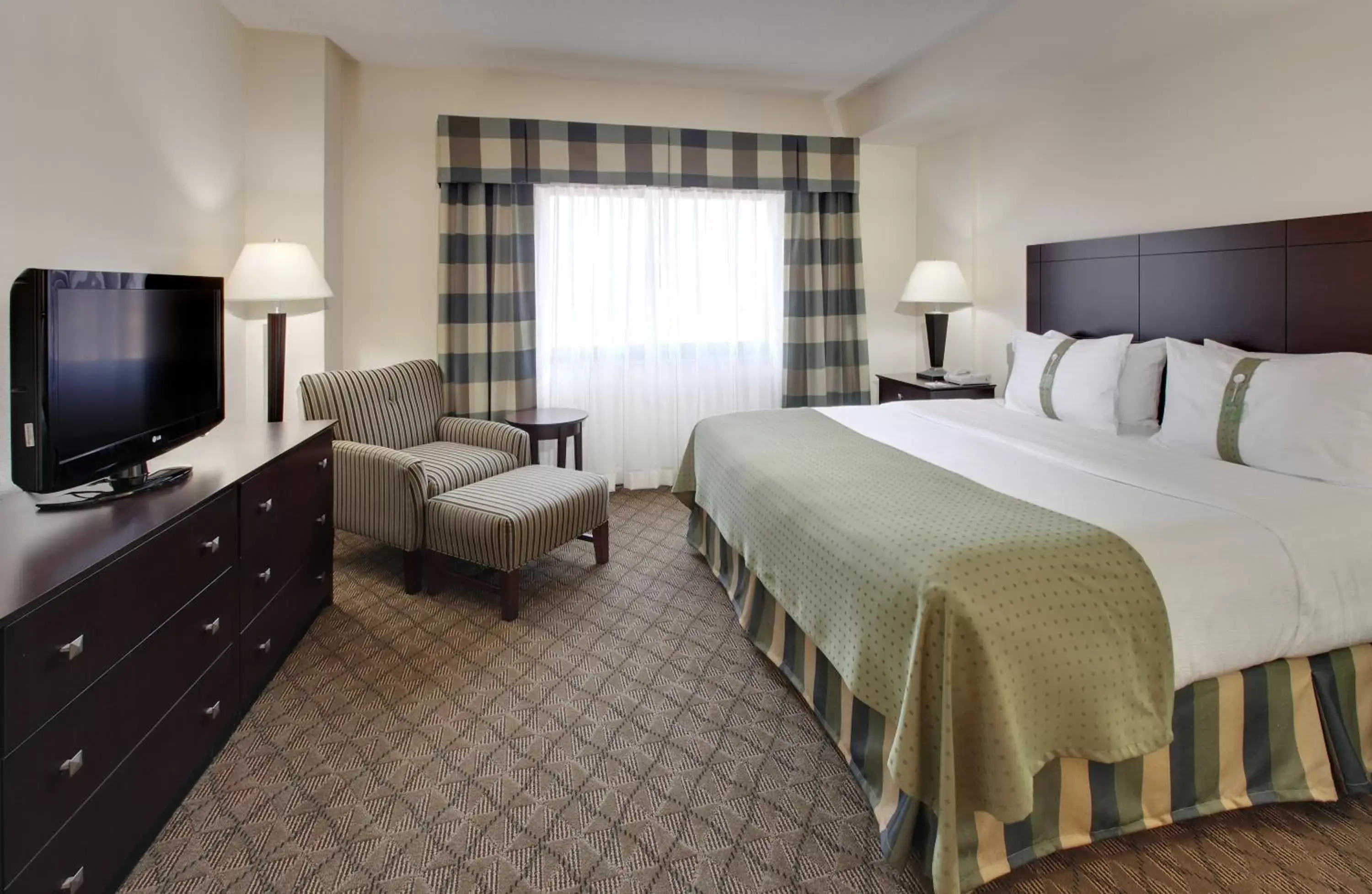 Bed in Holiday Inn Springdale-Fayetteville Area, an IHG Hotel