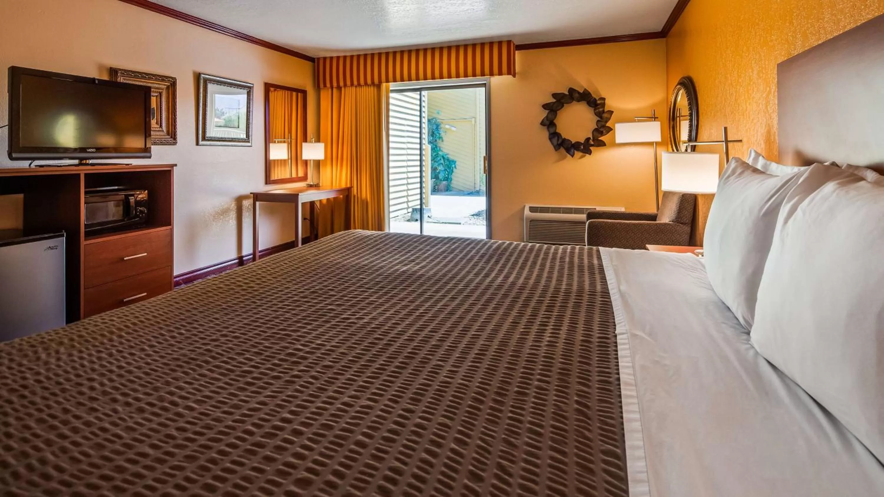 Photo of the whole room, Bed in SureStay Hotel by Best Western Wenatchee