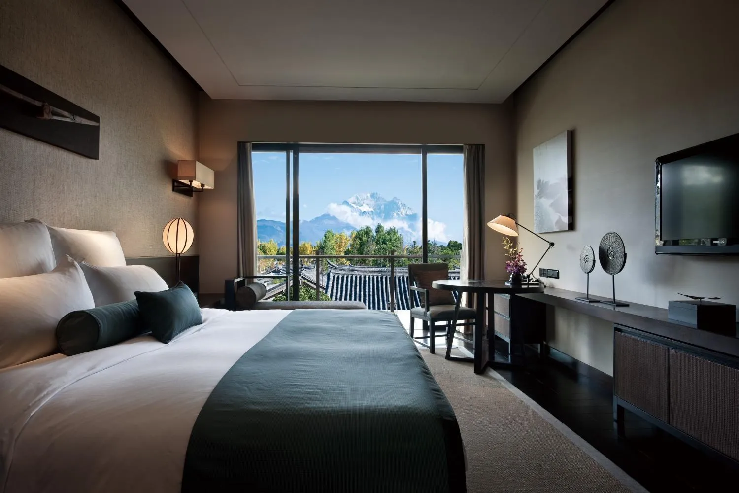 Photo of the whole room, Bed in Pullman Lijiang Resort & Spa