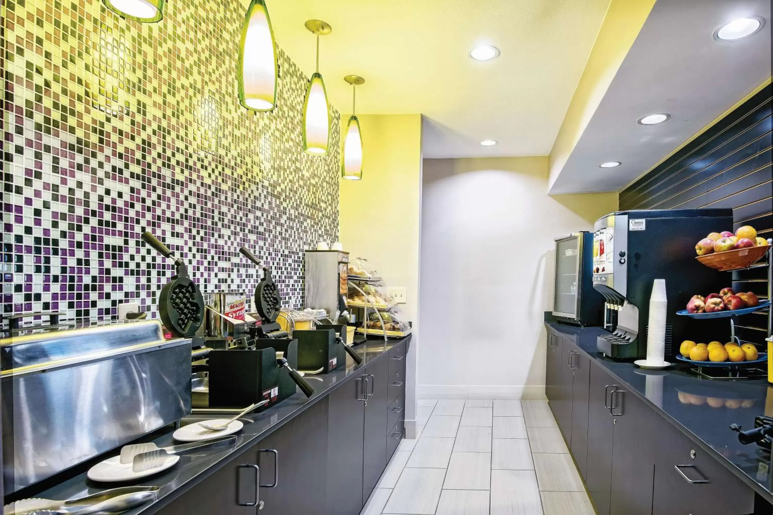 Restaurant/places to eat, Kitchen/Kitchenette in La Quinta by Wyndham Houston North-Spring