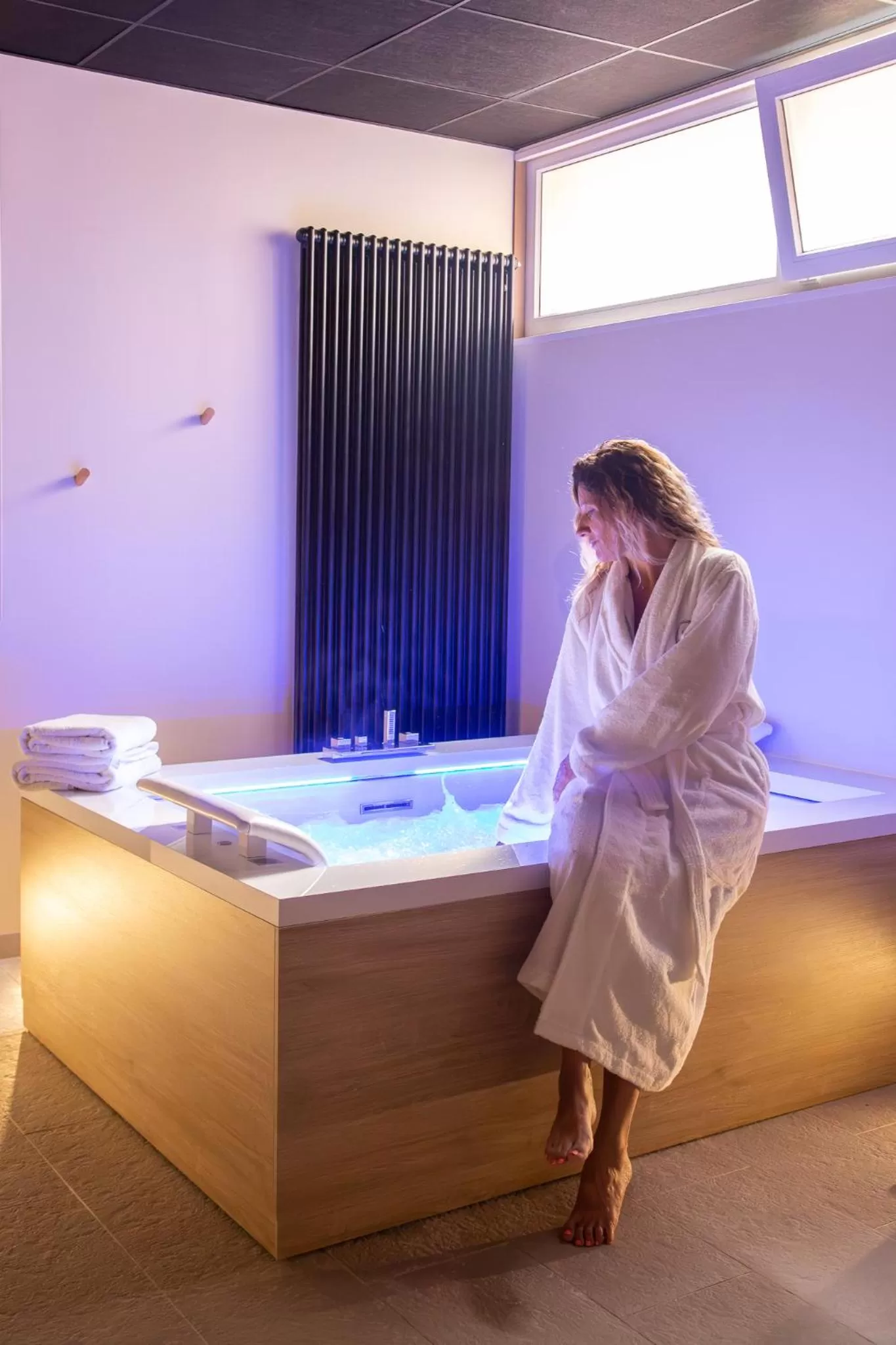 Hot Tub, Bed in Hotel Normandy