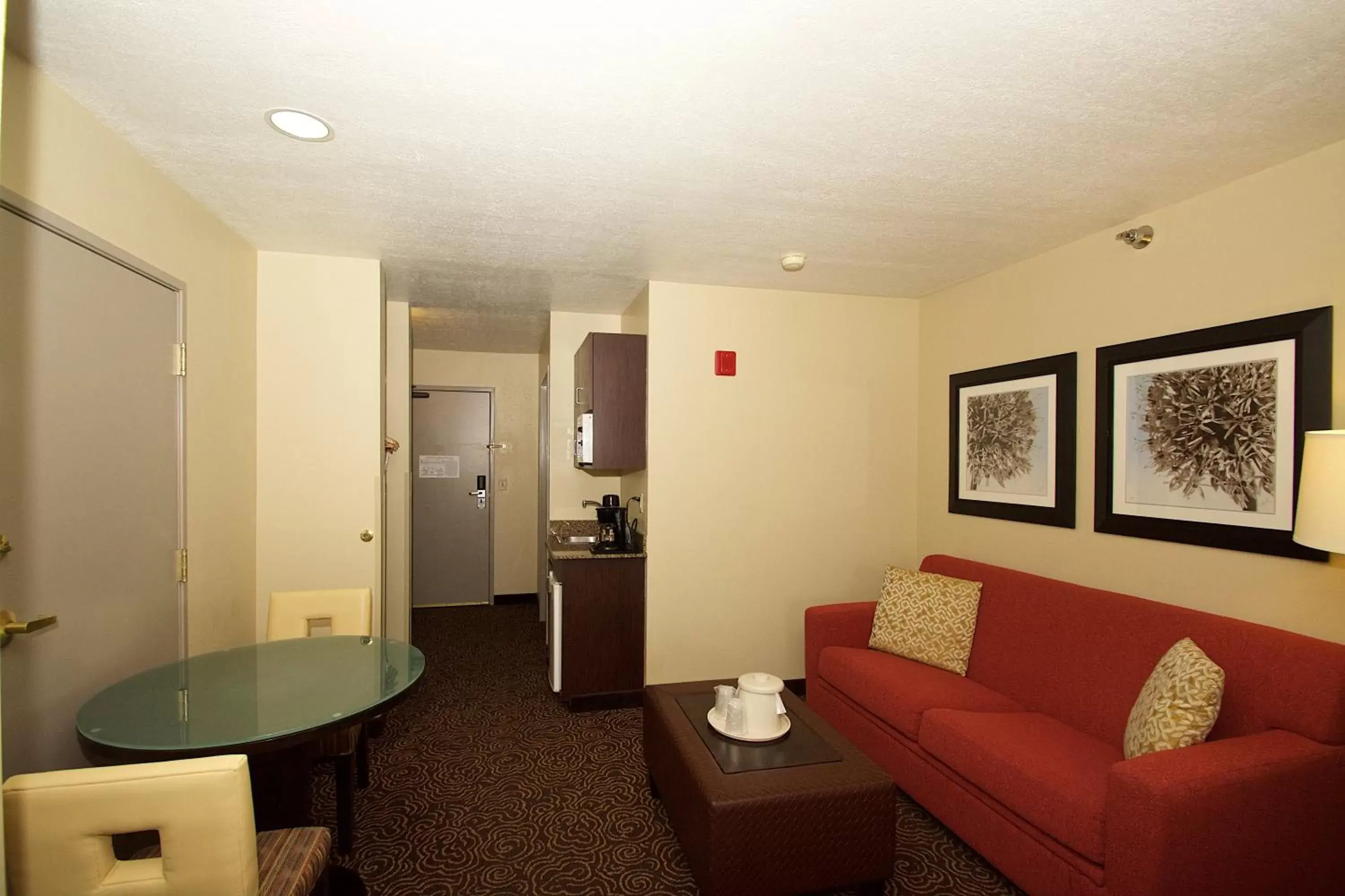 Photo of the whole room, Seating Area in Holiday Inn Express Ogden, an IHG Hotel