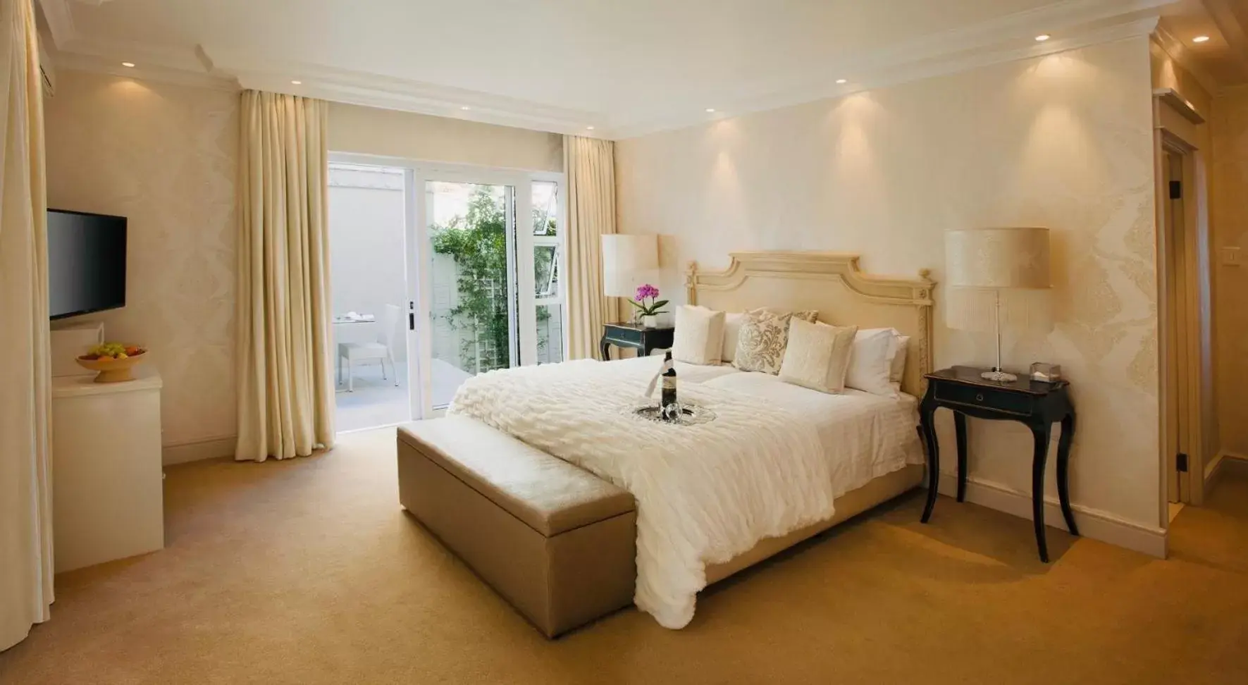 Bedroom, Bed in The Clarendon - Bantry Bay
