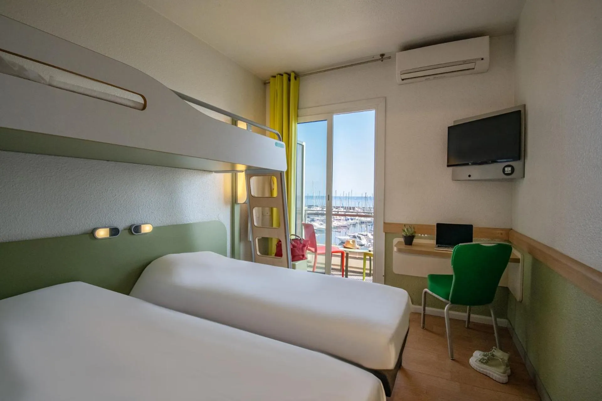 Bedroom, Bed in ibis budget Menton Bord de Mer
