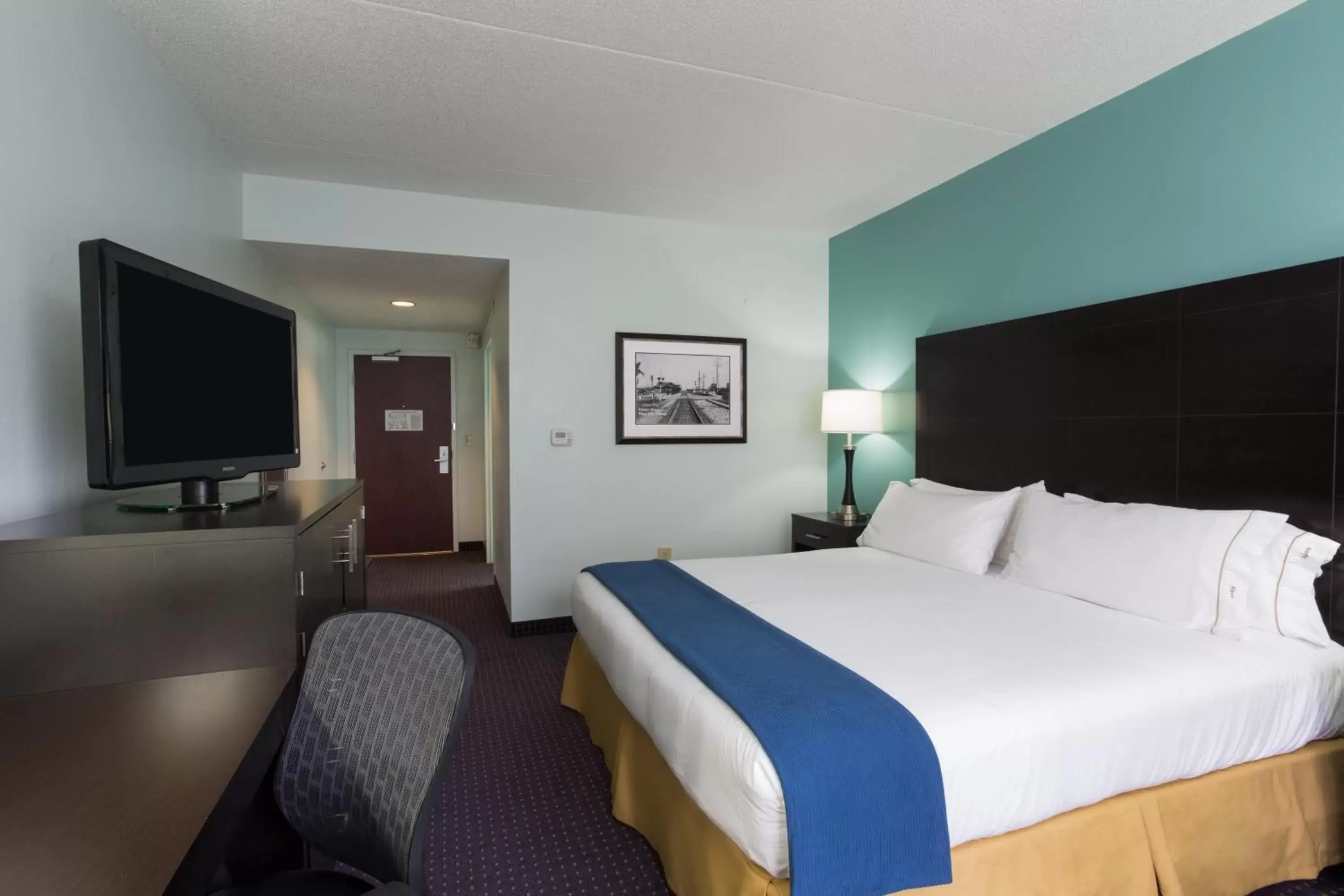 Photo of the whole room, Bed in Holiday Inn Express & Suites Plant City, an IHG Hotel