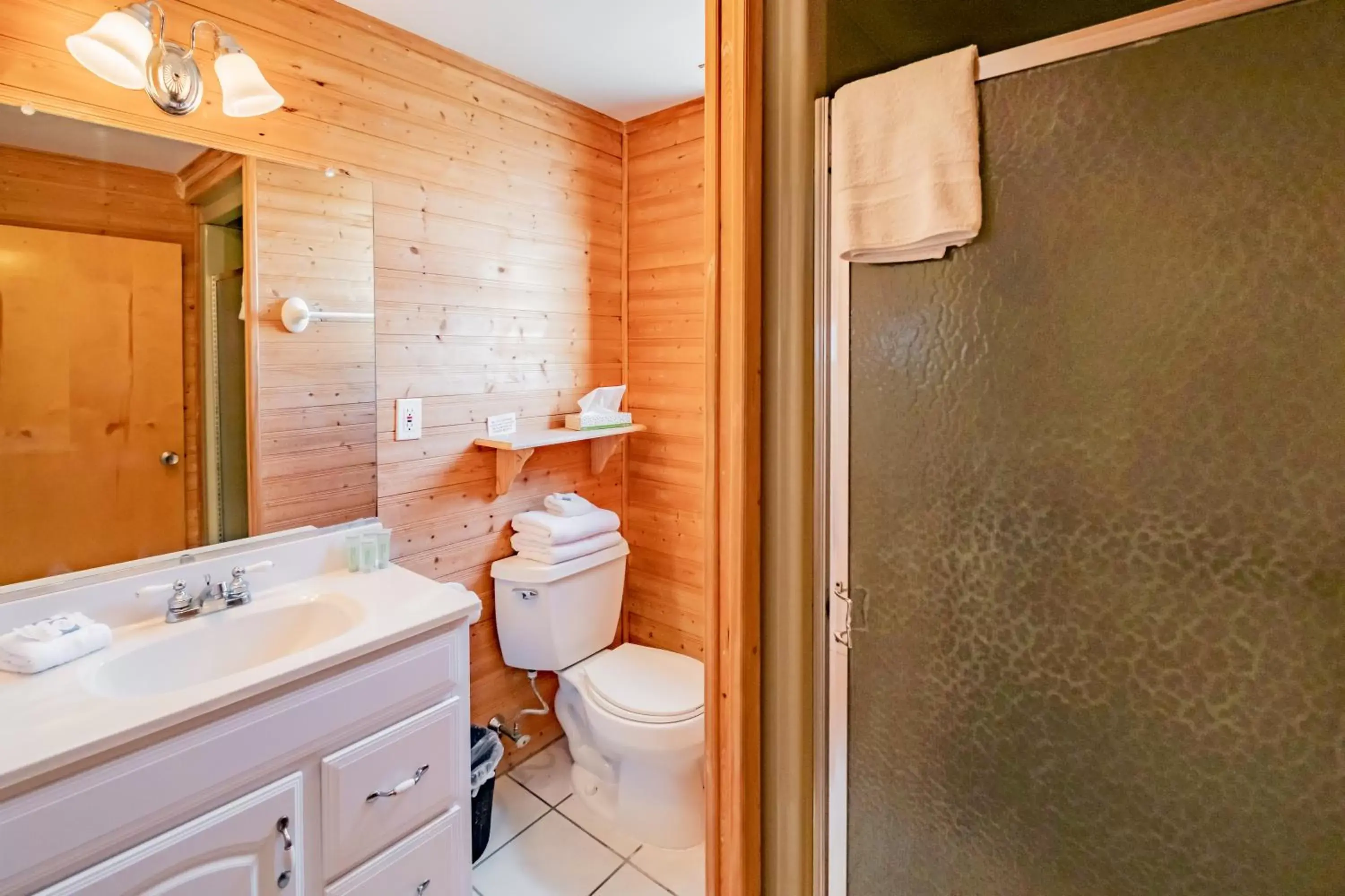 Bathroom in Heart of Wildwood Motel