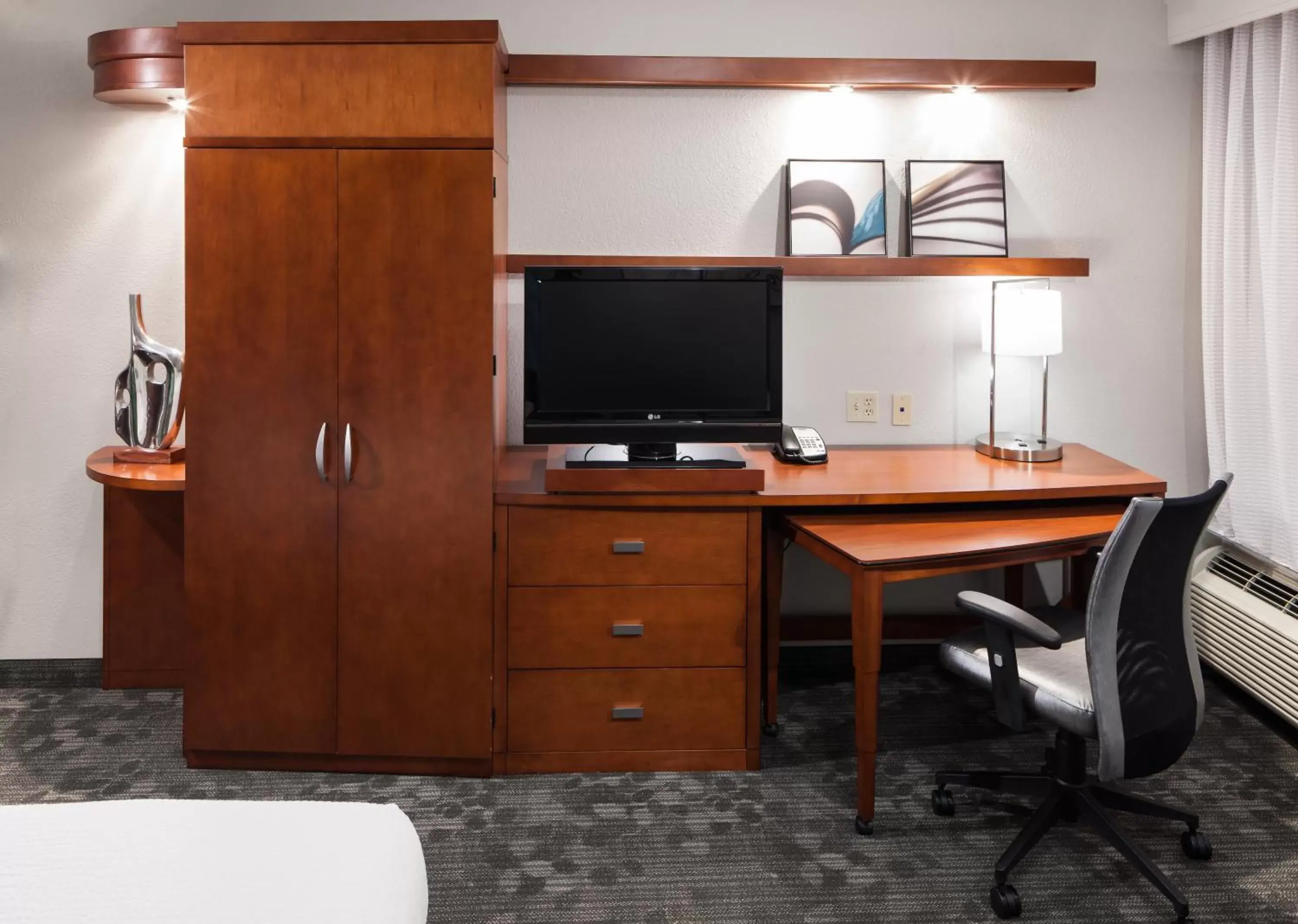 Bedroom, TV/Entertainment Center in Courtyard by Marriott Miami at Dolphin Mall