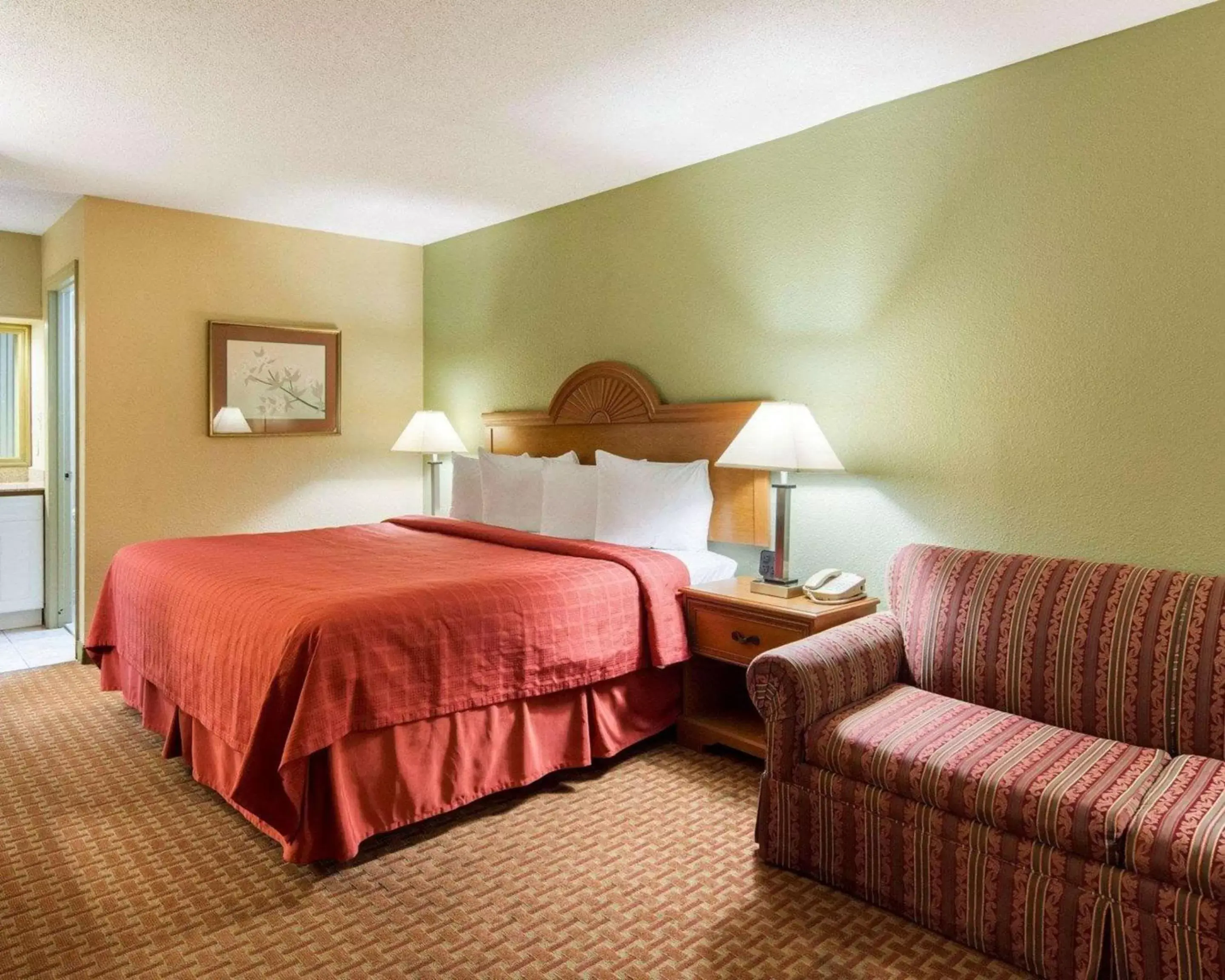 Photo of the whole room, Bed in Quality Inn South Hill I-85