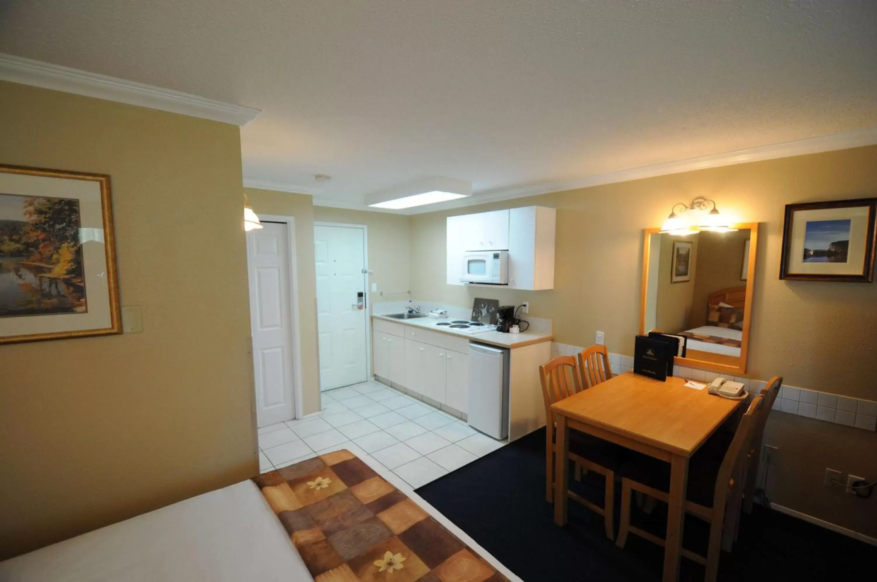 Photo of the whole room, Kitchen/Kitchenette in Best Western Inn at Penticton