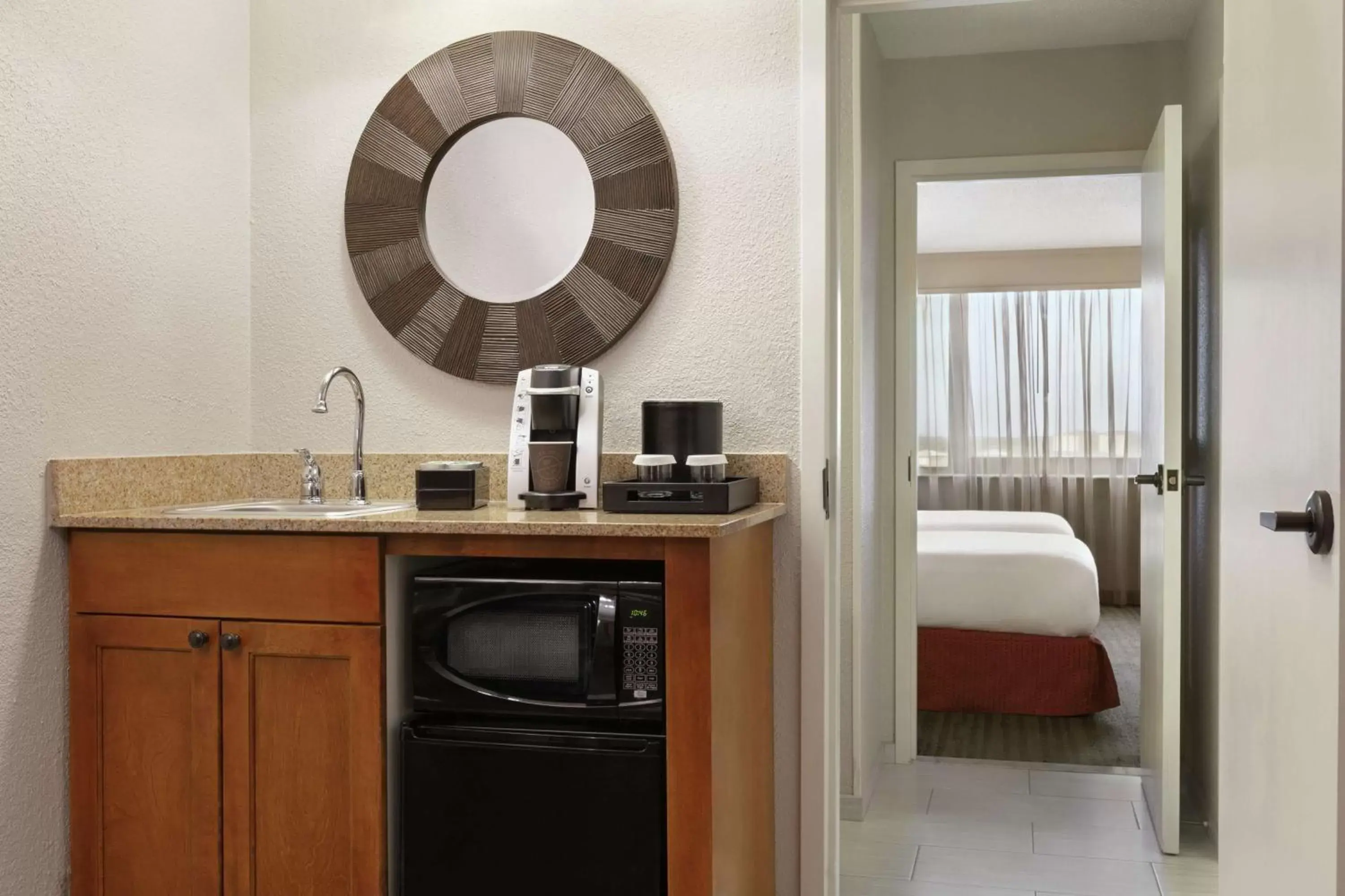 Bed, Kitchen/Kitchenette in Embassy Suites by Hilton Orlando International Drive ICON Park