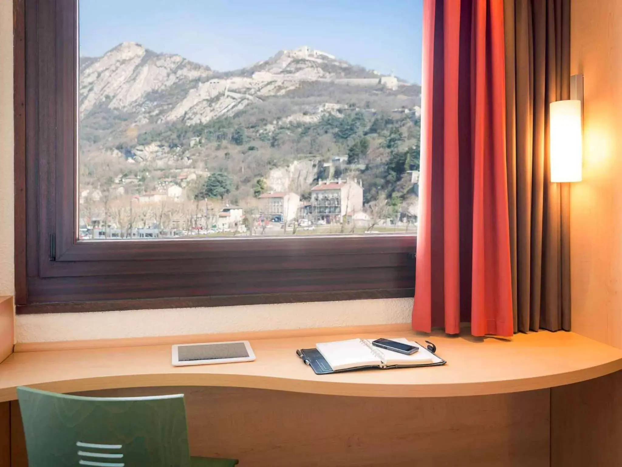 Photo of the whole room, Mountain View in ibis Grenoble Gare