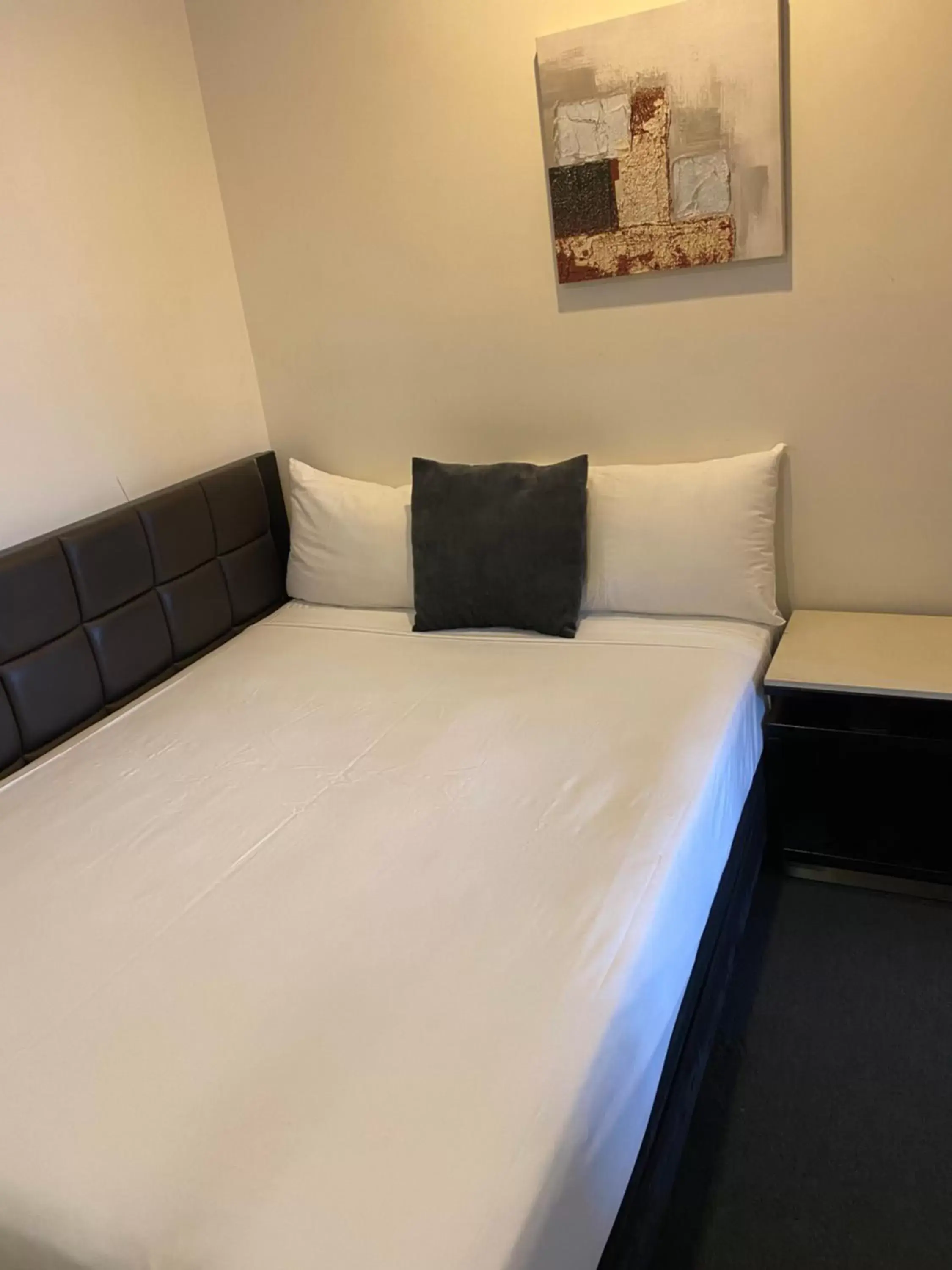 Bed in Cosmopolitan Motel & Serviced Apartments