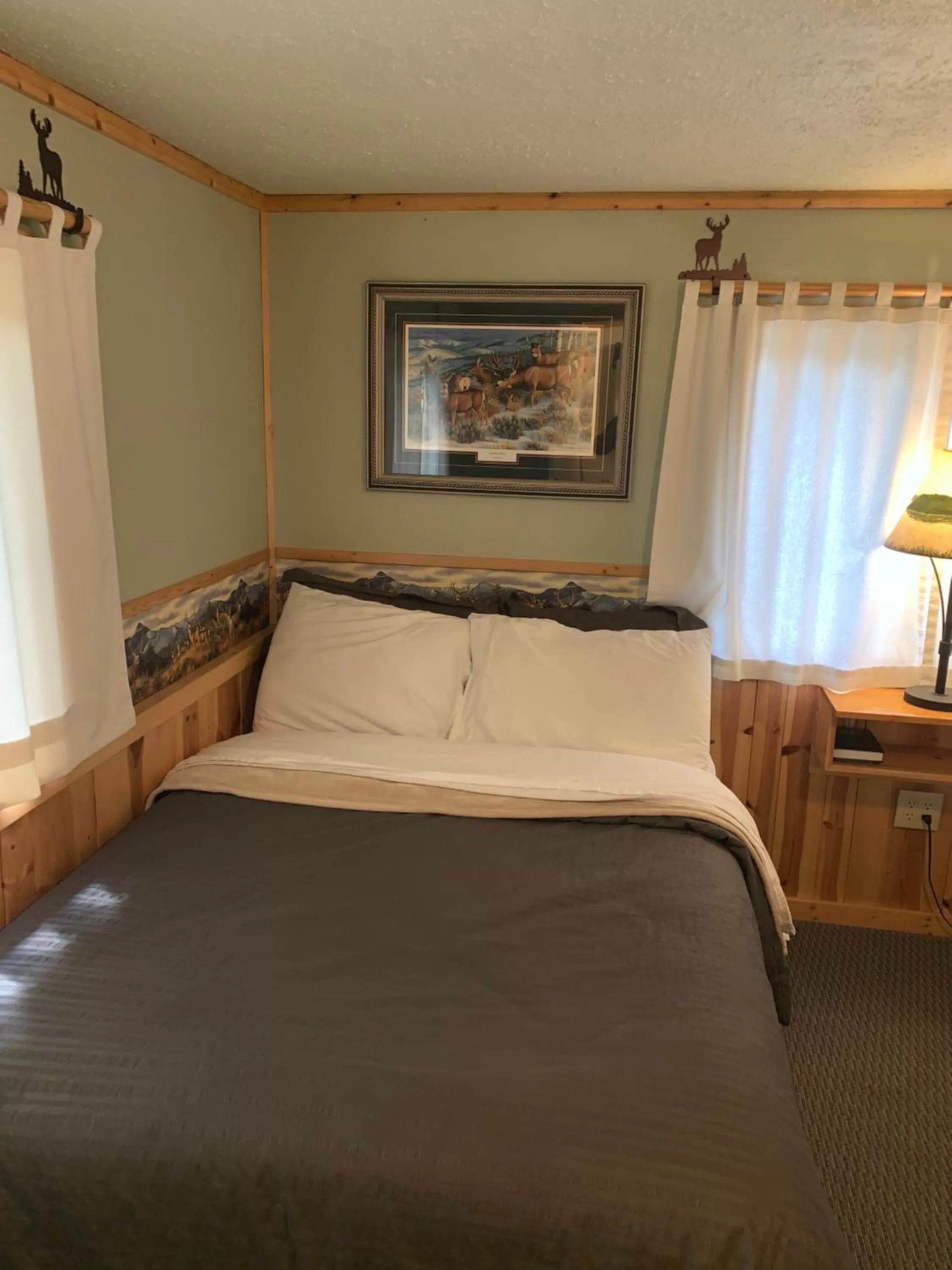 Bed in Glacier Haven Inn