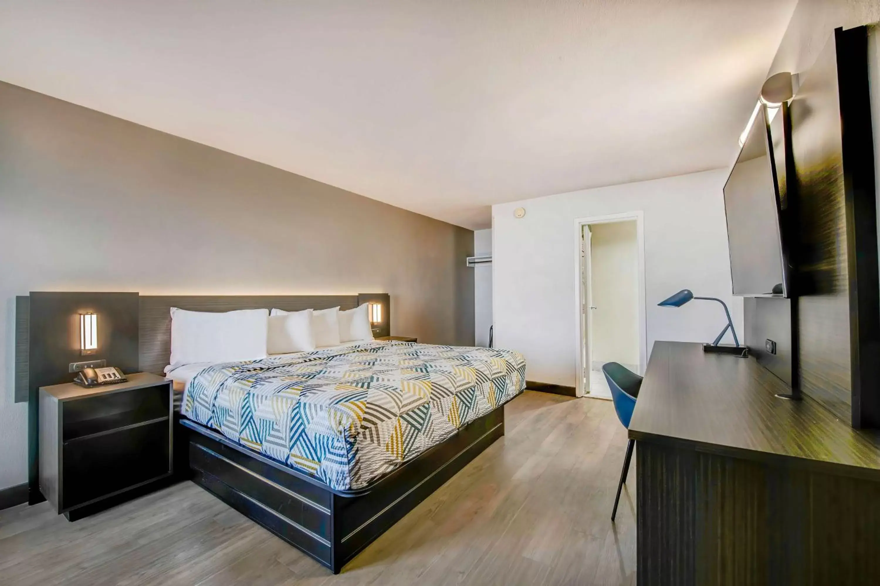 Bedroom, Bed in Motel 6 Atlanta, Ga - Midtown Bedroom, Bed in Motel 6 Atlanta, Ga - Midtown