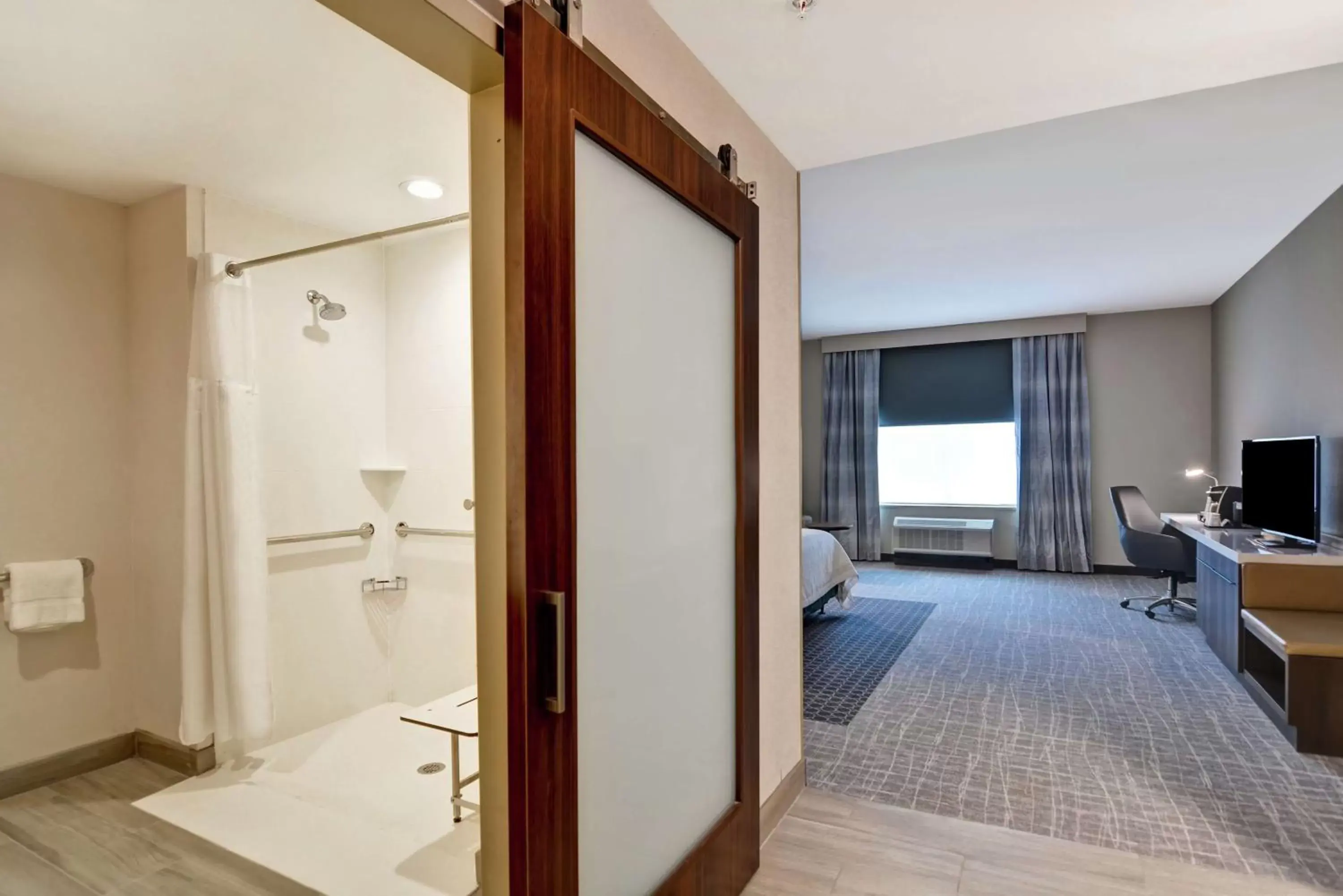Bedroom, Bathroom in Hilton Garden Inn Princeton Lawrenceville