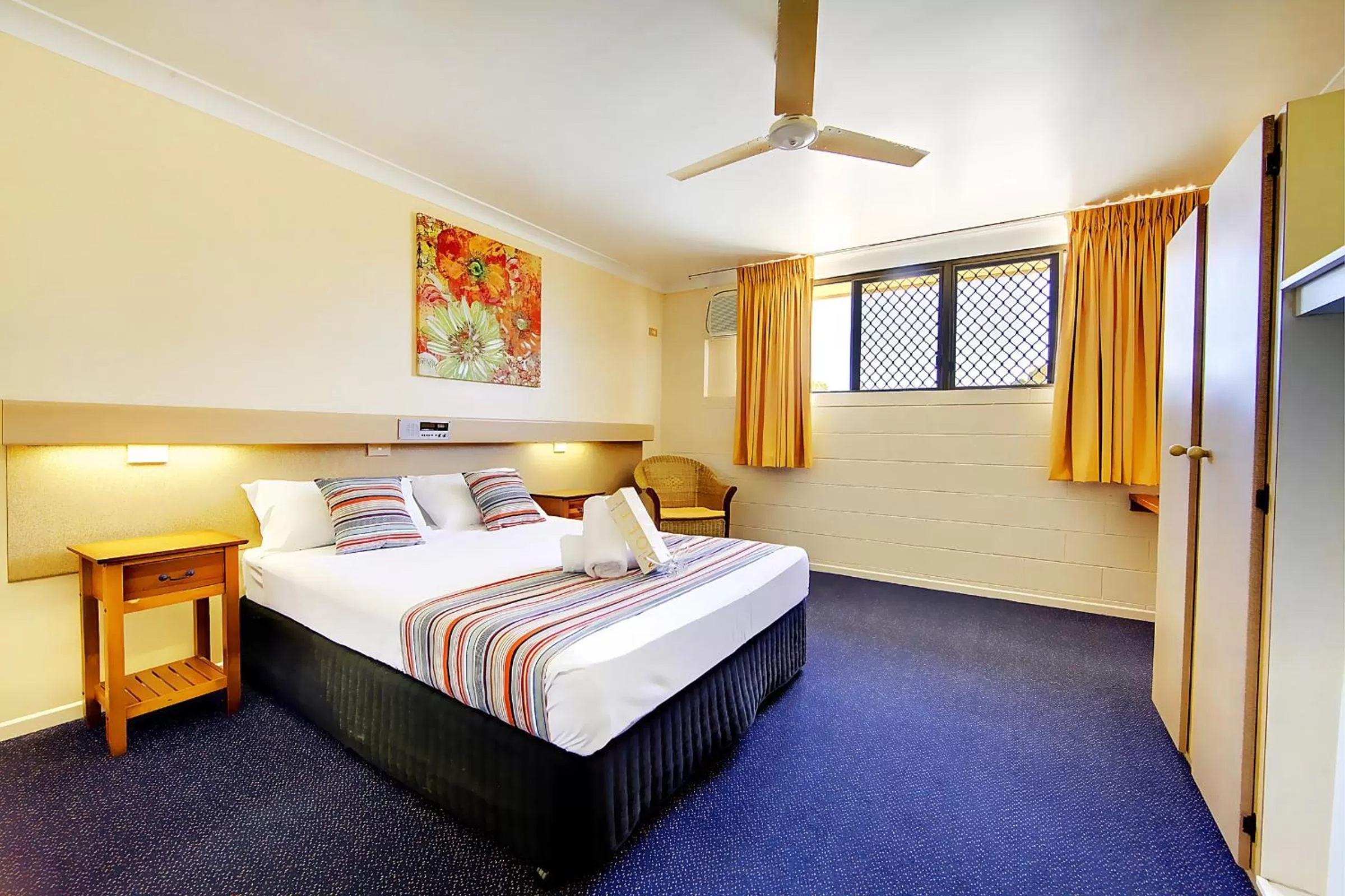 Bedroom in Raintree Motel