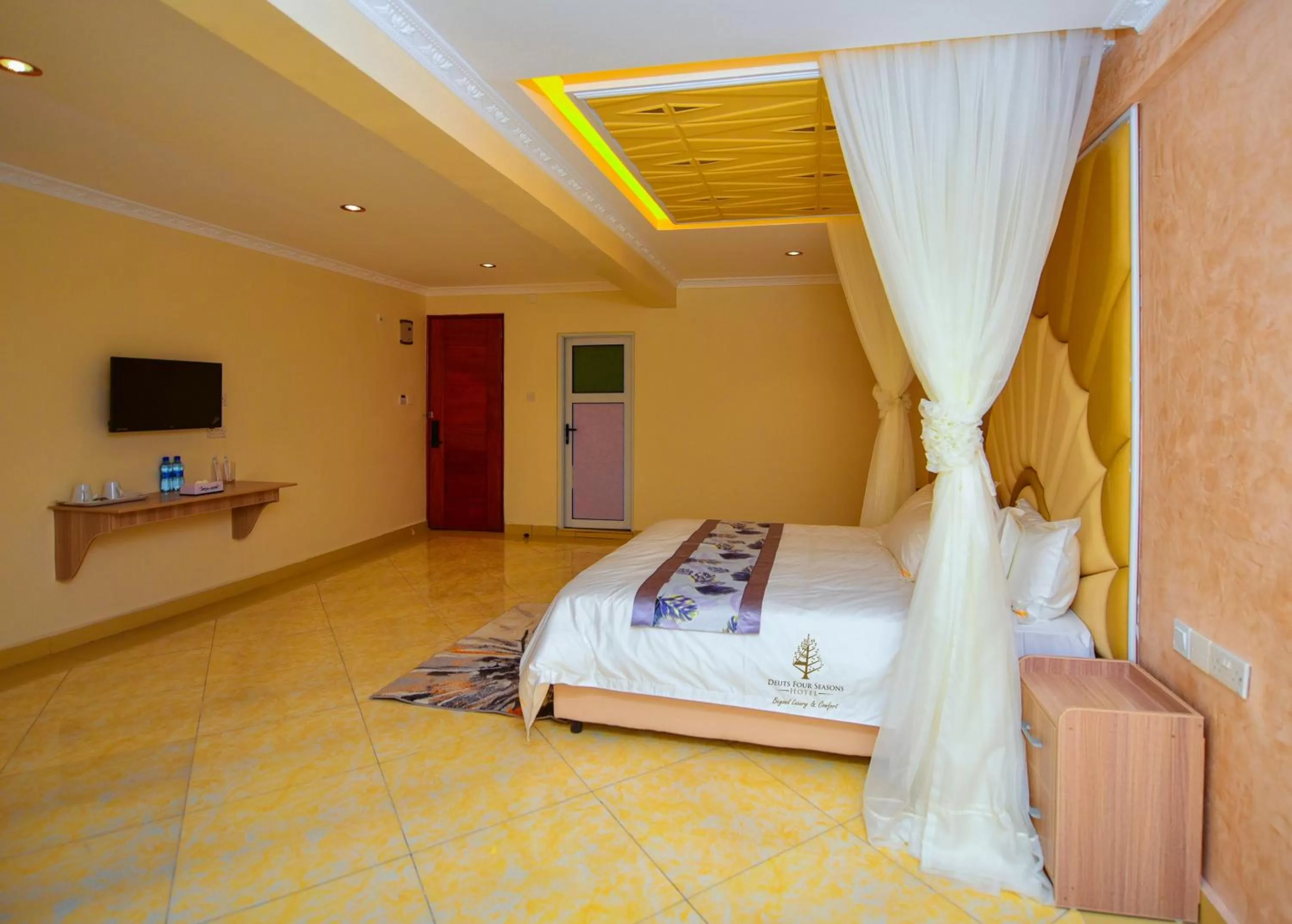 Photo of the whole room, Bed in Deuts Four Seasons Hotel