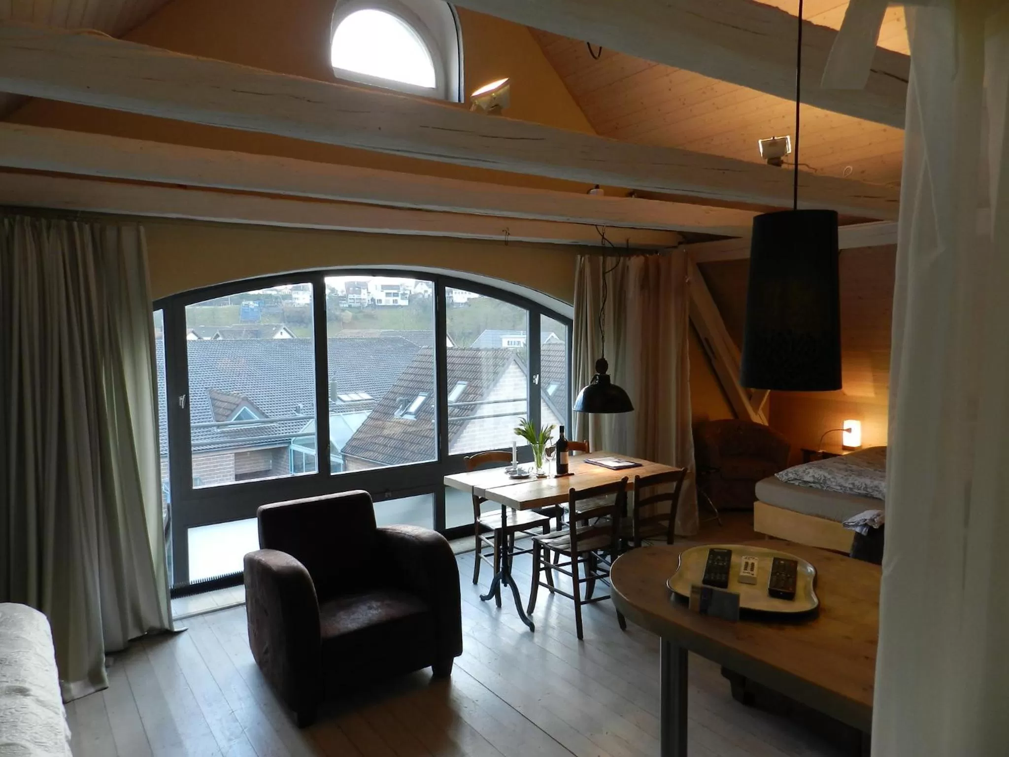 Photo of the whole room, Bed in Blue Wall BnB