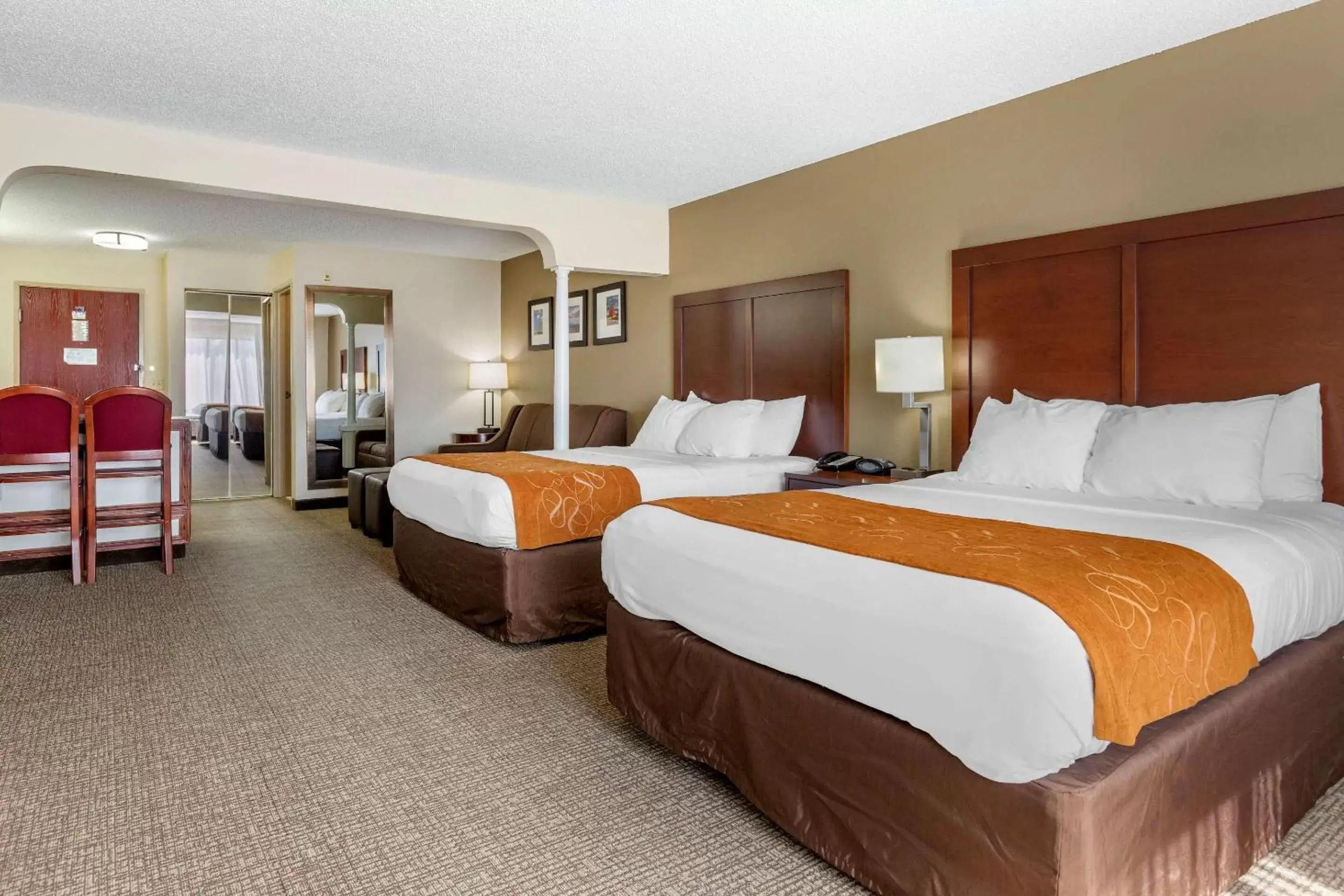 Photo of the whole room, Bed in Comfort Suites Grandville