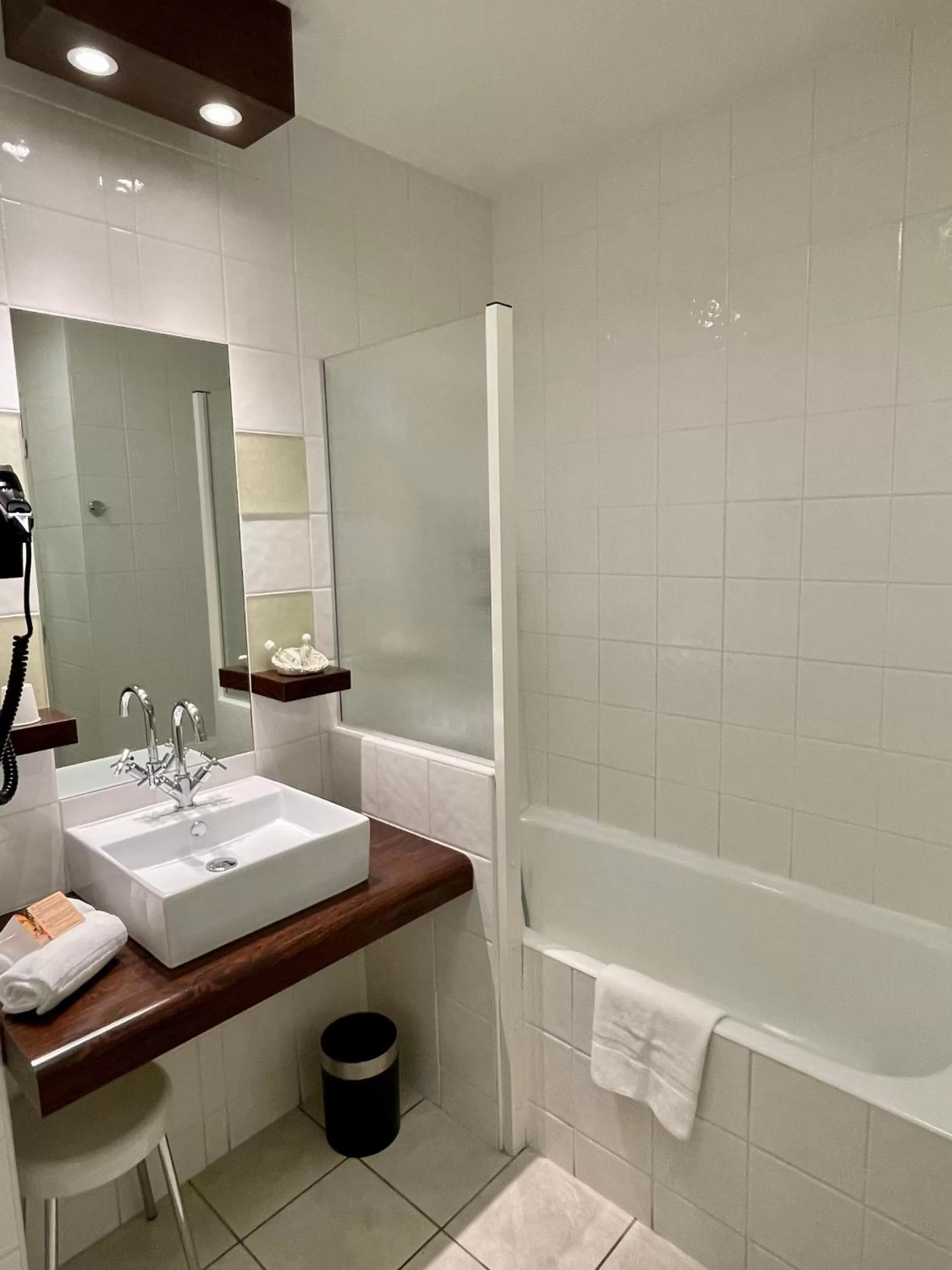 Bathroom in Hôtel Au Logis des Remparts