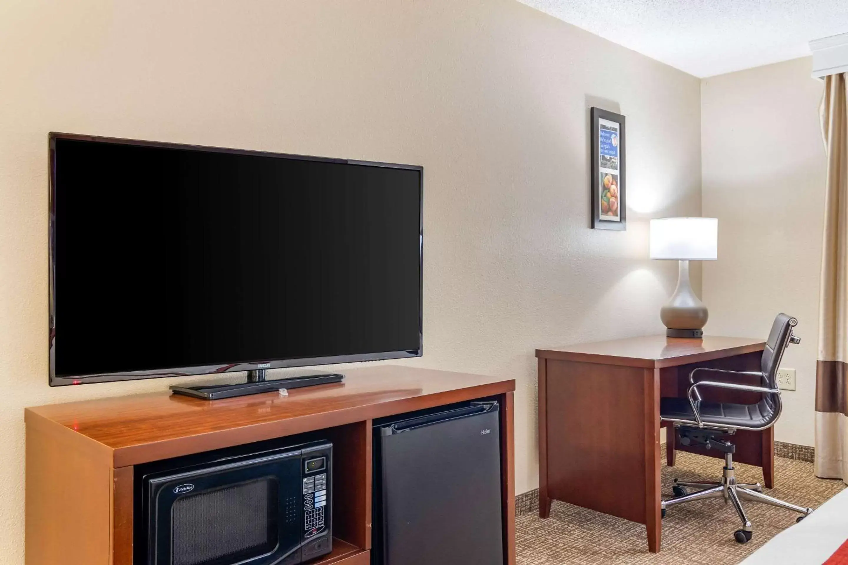 Bedroom, TV/Entertainment Center in Comfort Inn & Suites Macon North I-75