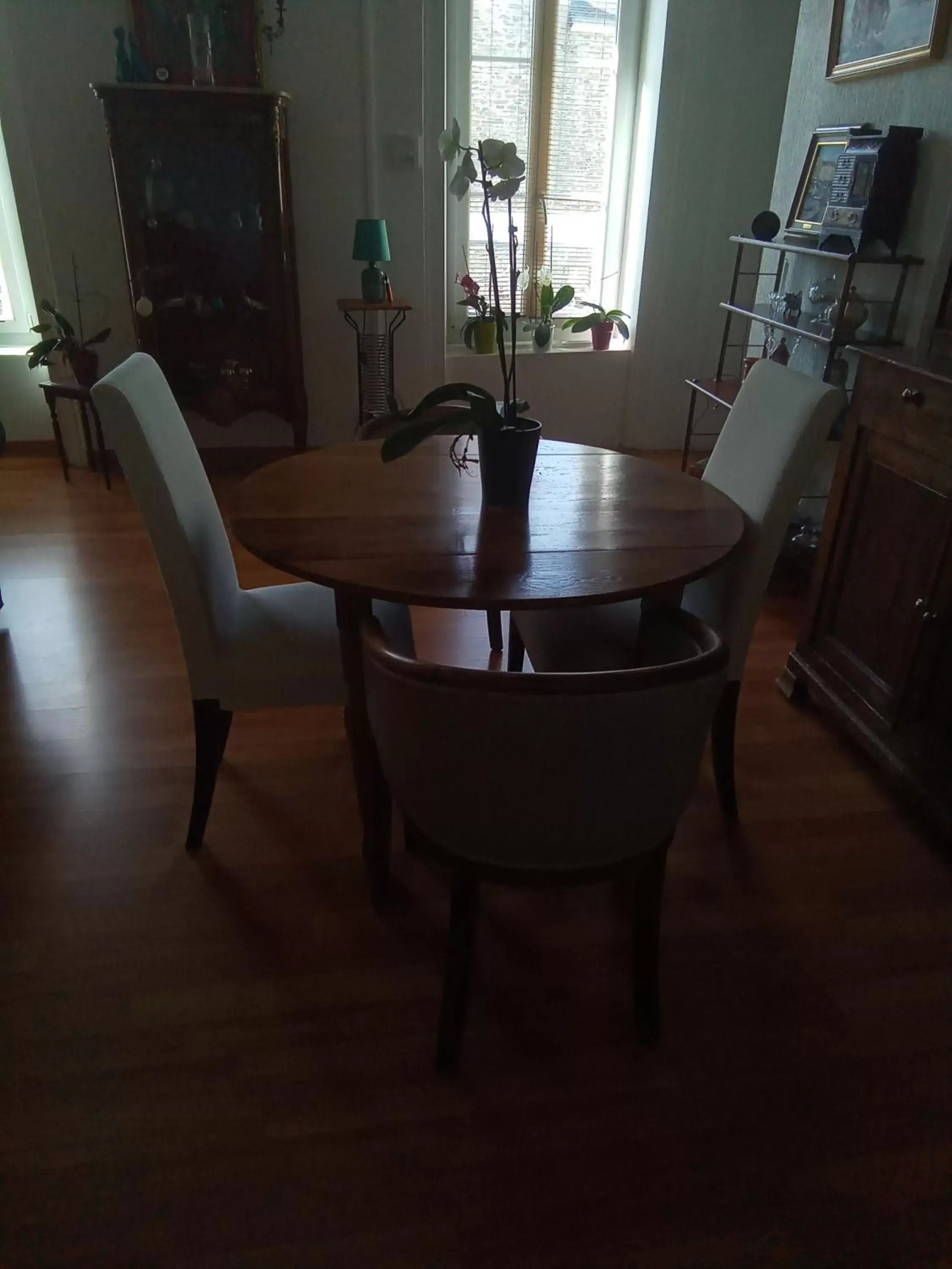 Dining Area in La chambre de la boule d 'or