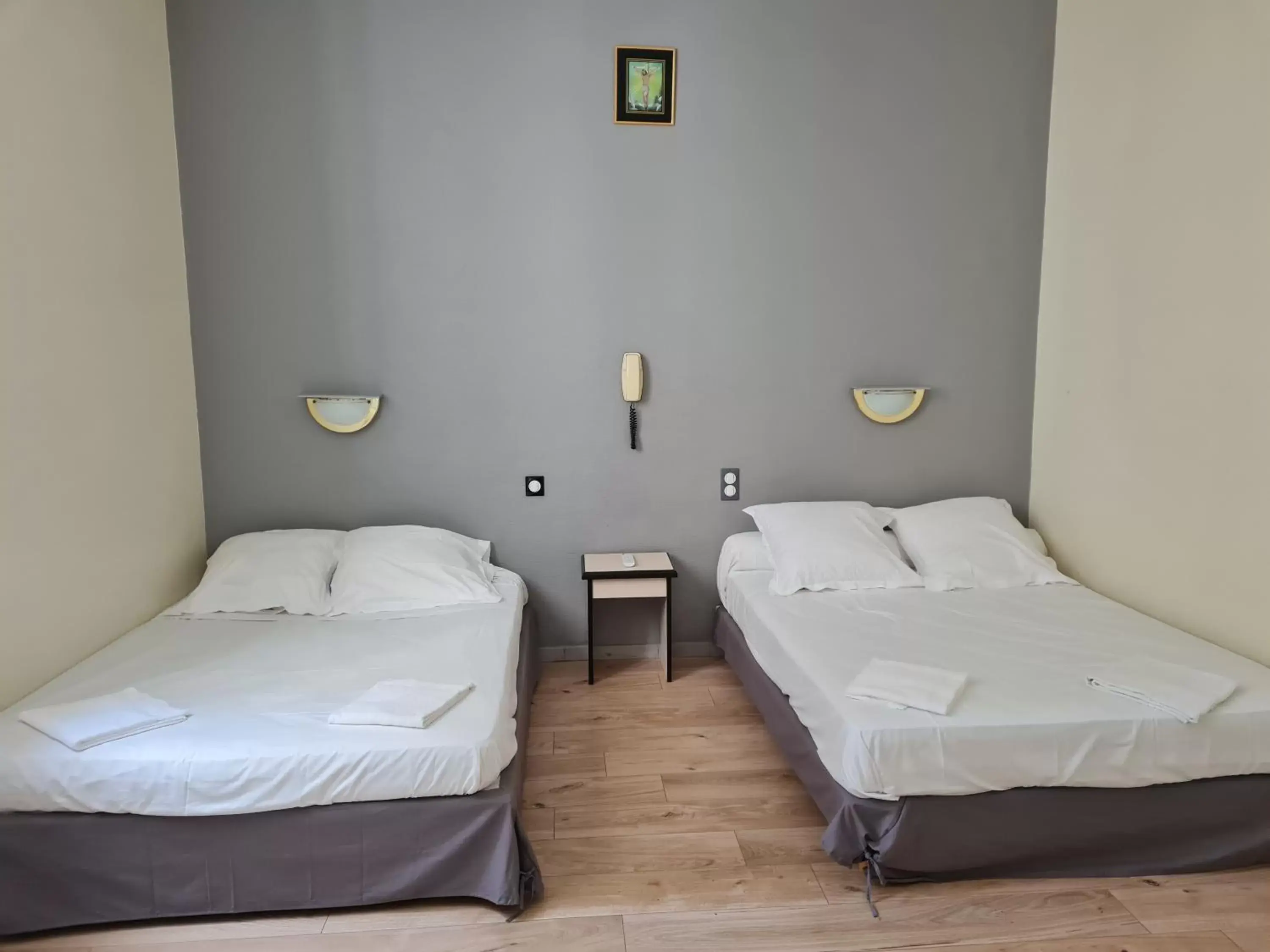 Bed in Hôtel Le Milan