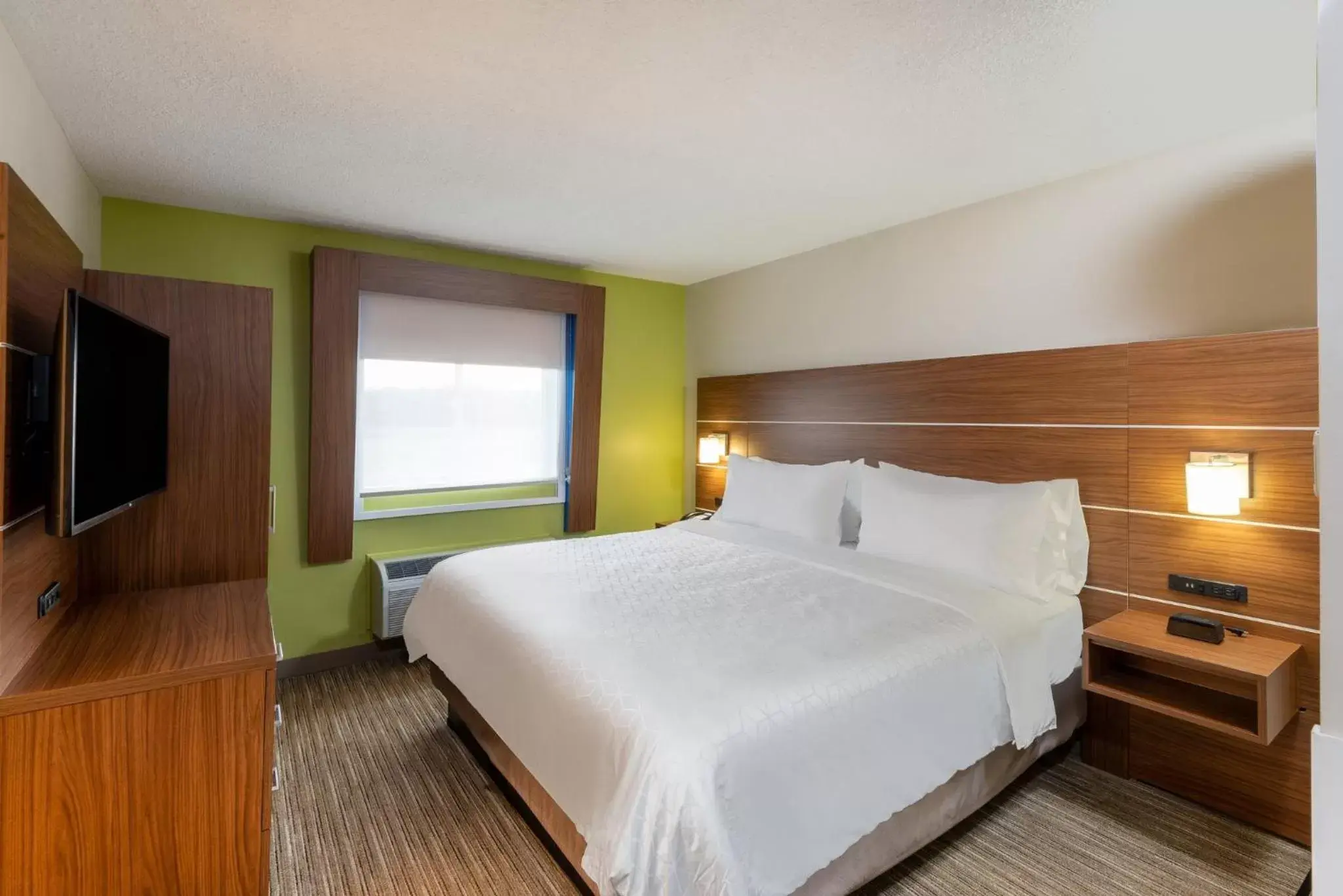 Photo of the whole room, Bed in Holiday Inn Express Cleveland - Vermilion, an IHG Hotel