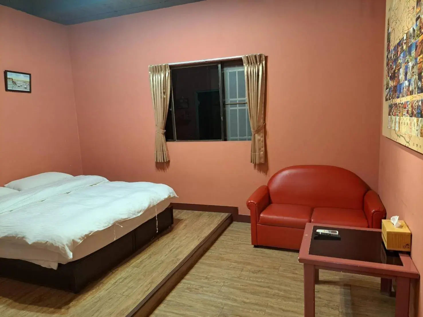 Bed, TV/Entertainment Center in DongNing Atlas Hotel