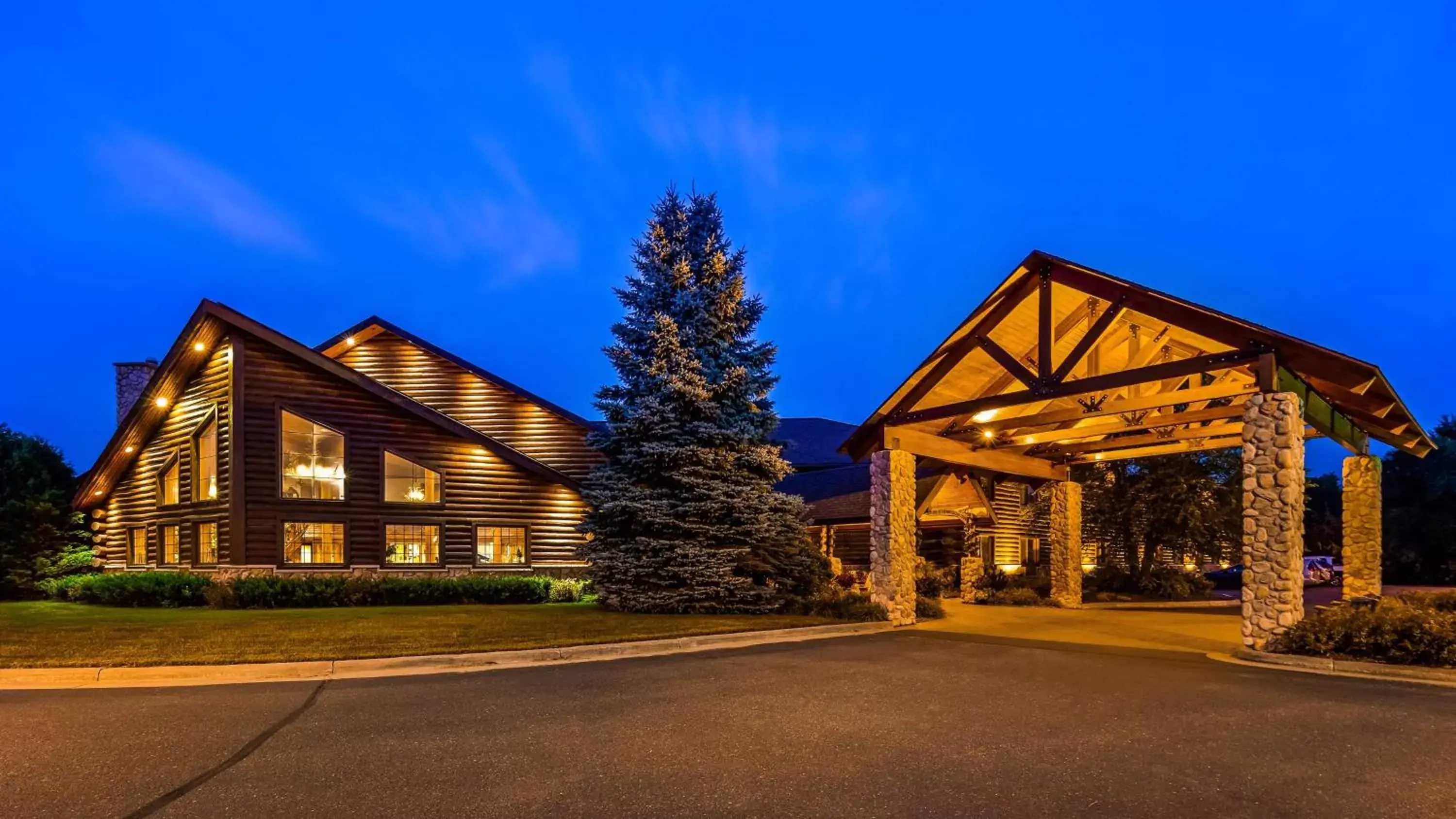 Property Building in Best Western Northwoods Lodge
