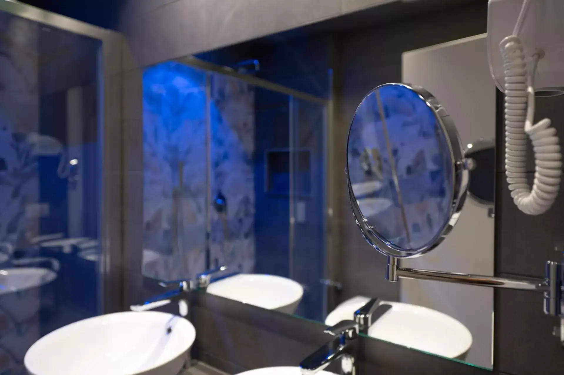 Shower, Bathroom in Hotel Monte Rosa