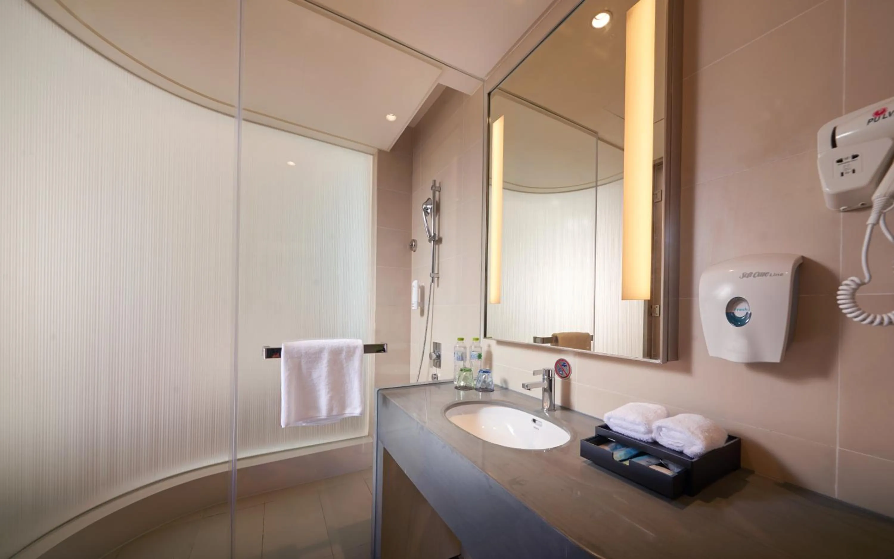 Toilet in Holiday Inn Express Chengdu Huanhuaxi by IHG-Near Jinsha Site Musem,Near Wuhou Temple Museum,Welcome drinks,Free gym,Free self-service laundry