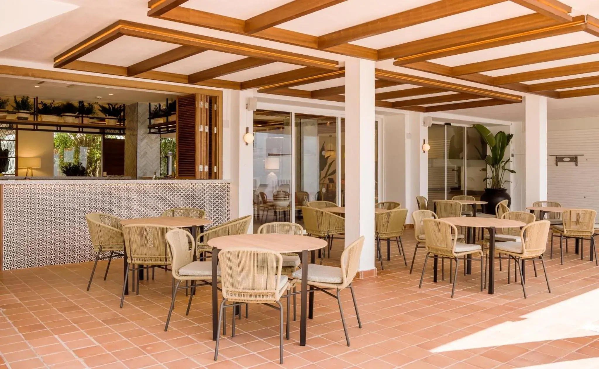 Balcony/Terrace, Restaurant/Places to Eat in Ilunion Menorca