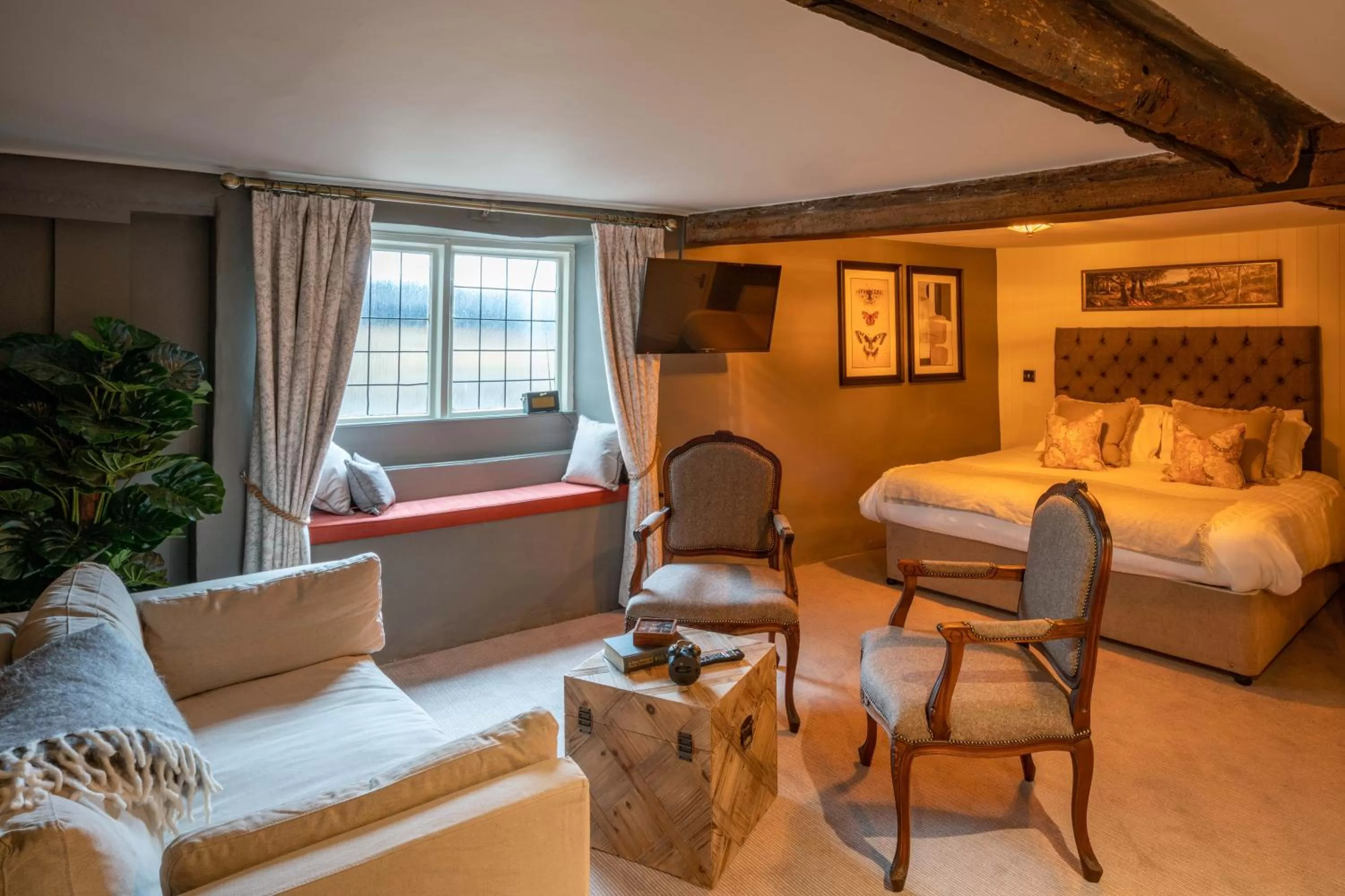 Living room, Bed in The George Inn & Plaine