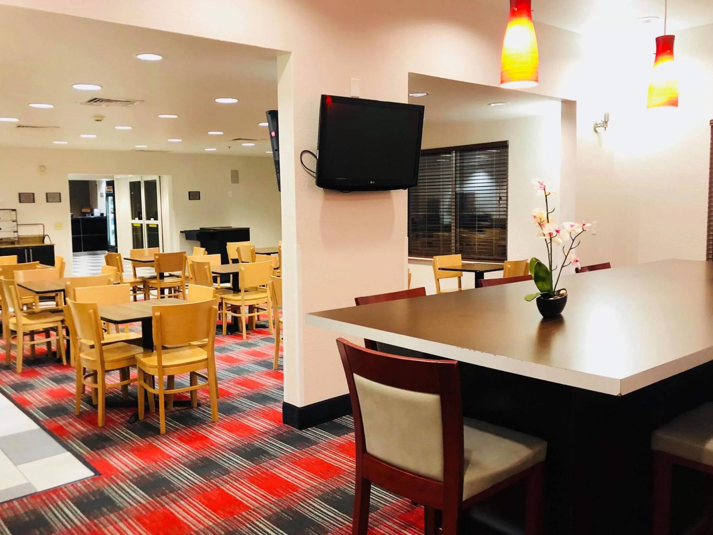 Buffet breakfast in Country Inn & Suites by Radisson, DFW Airport South, TX