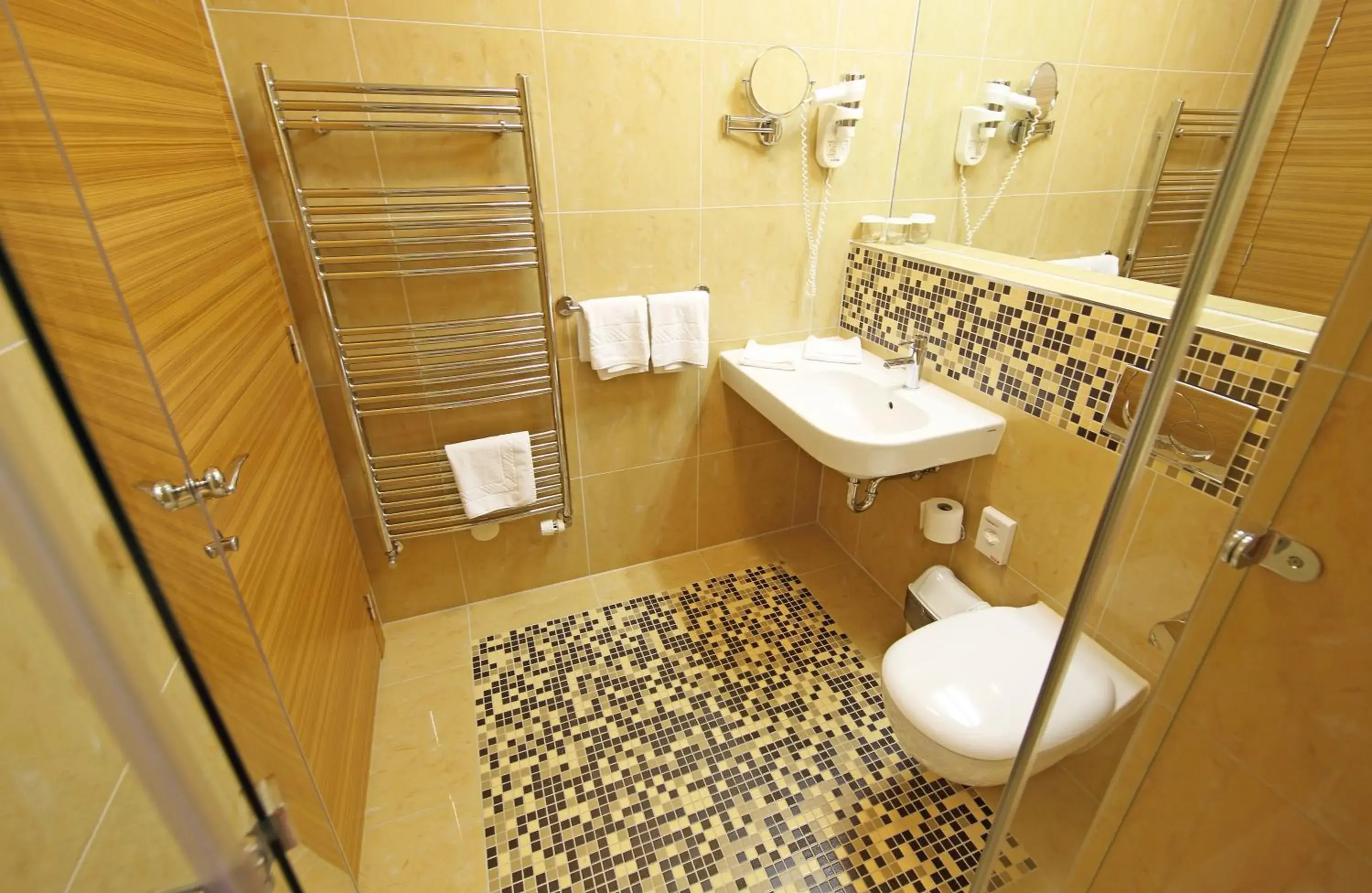 Shower, Bathroom in Hotel Mirta - San Simon Resort