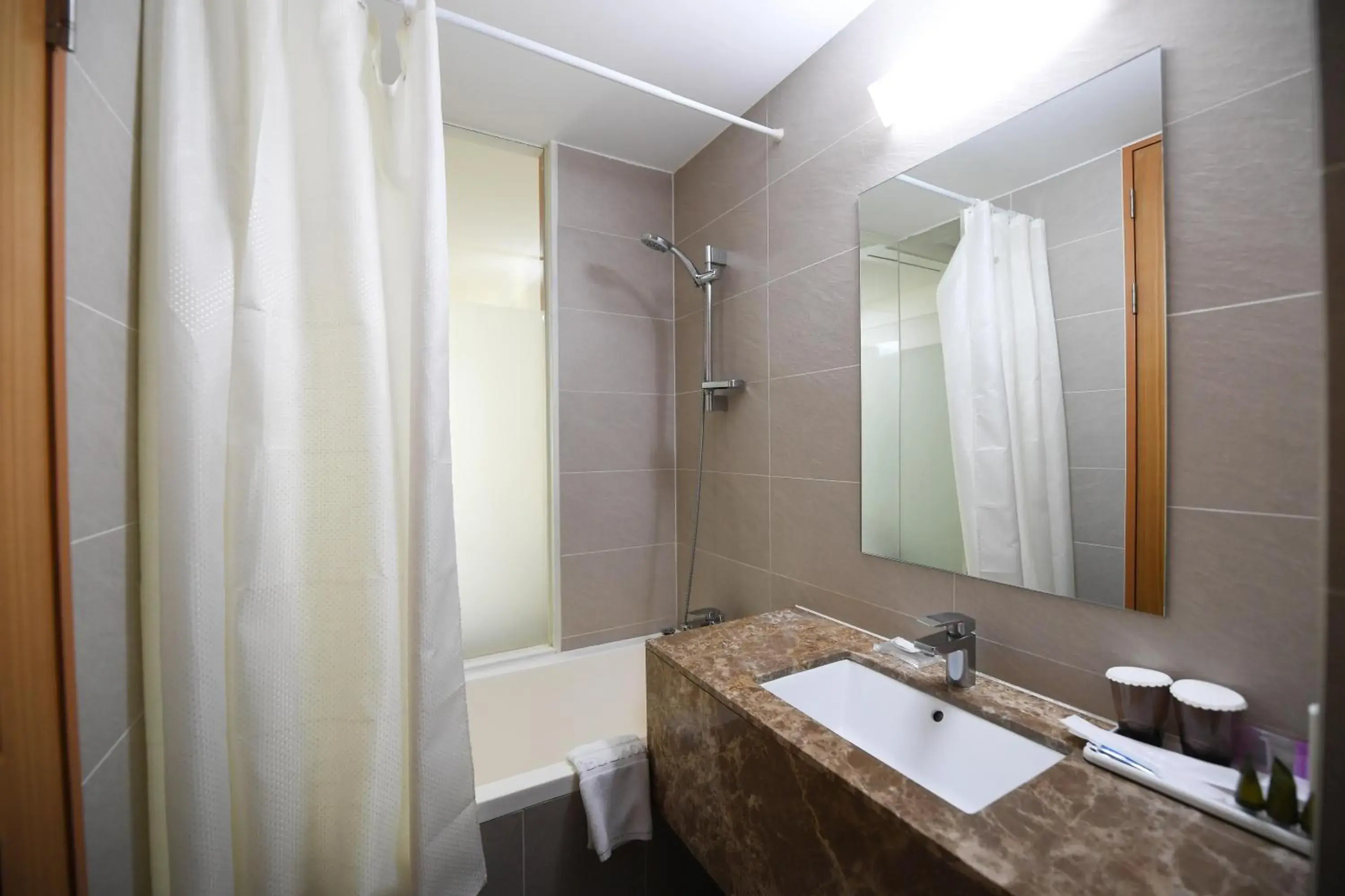 Hot Tub, Bathroom in Hotel Laonzena