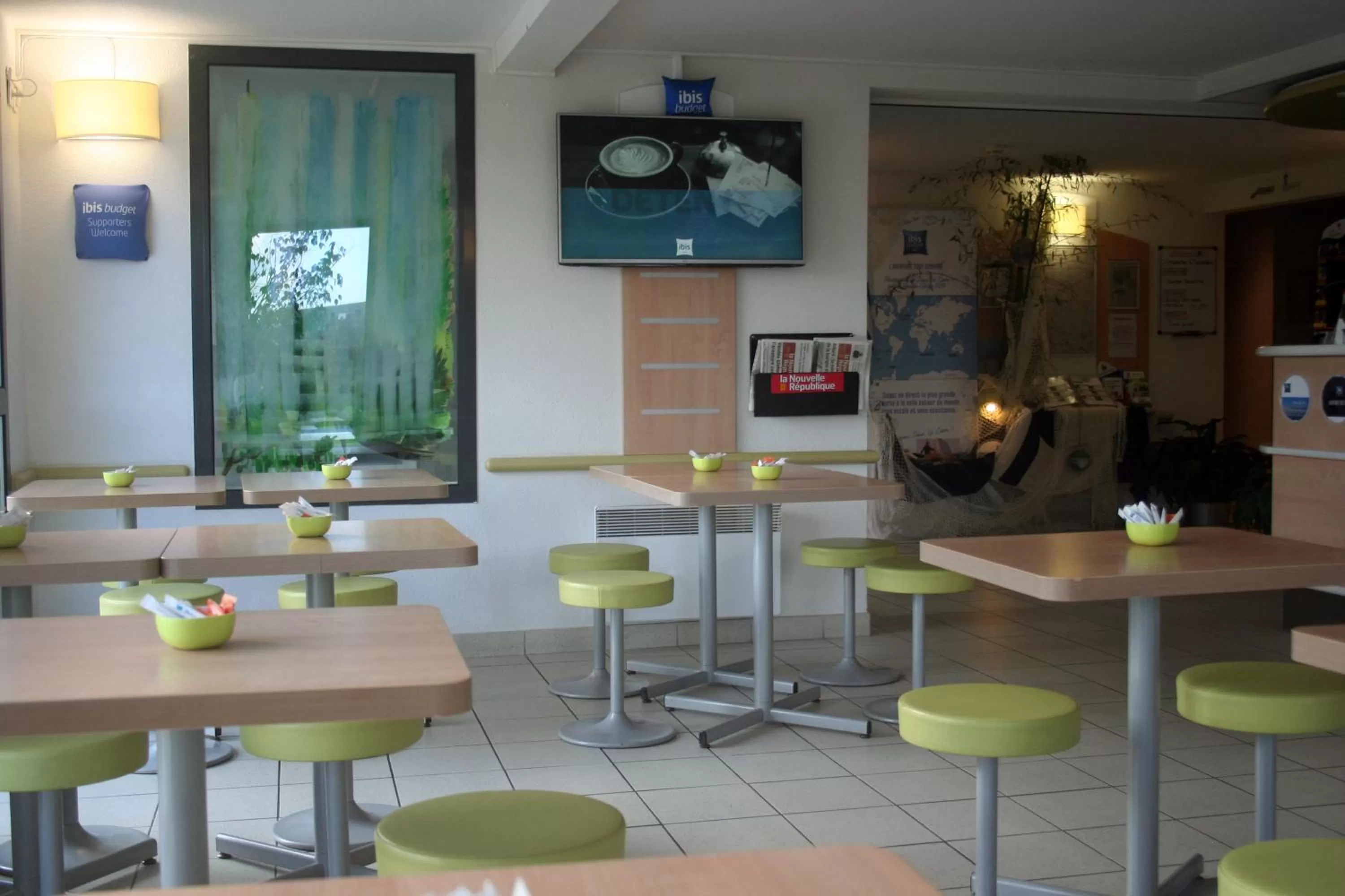 Communal lounge/ TV room in ibis budget Niort - La Crèche