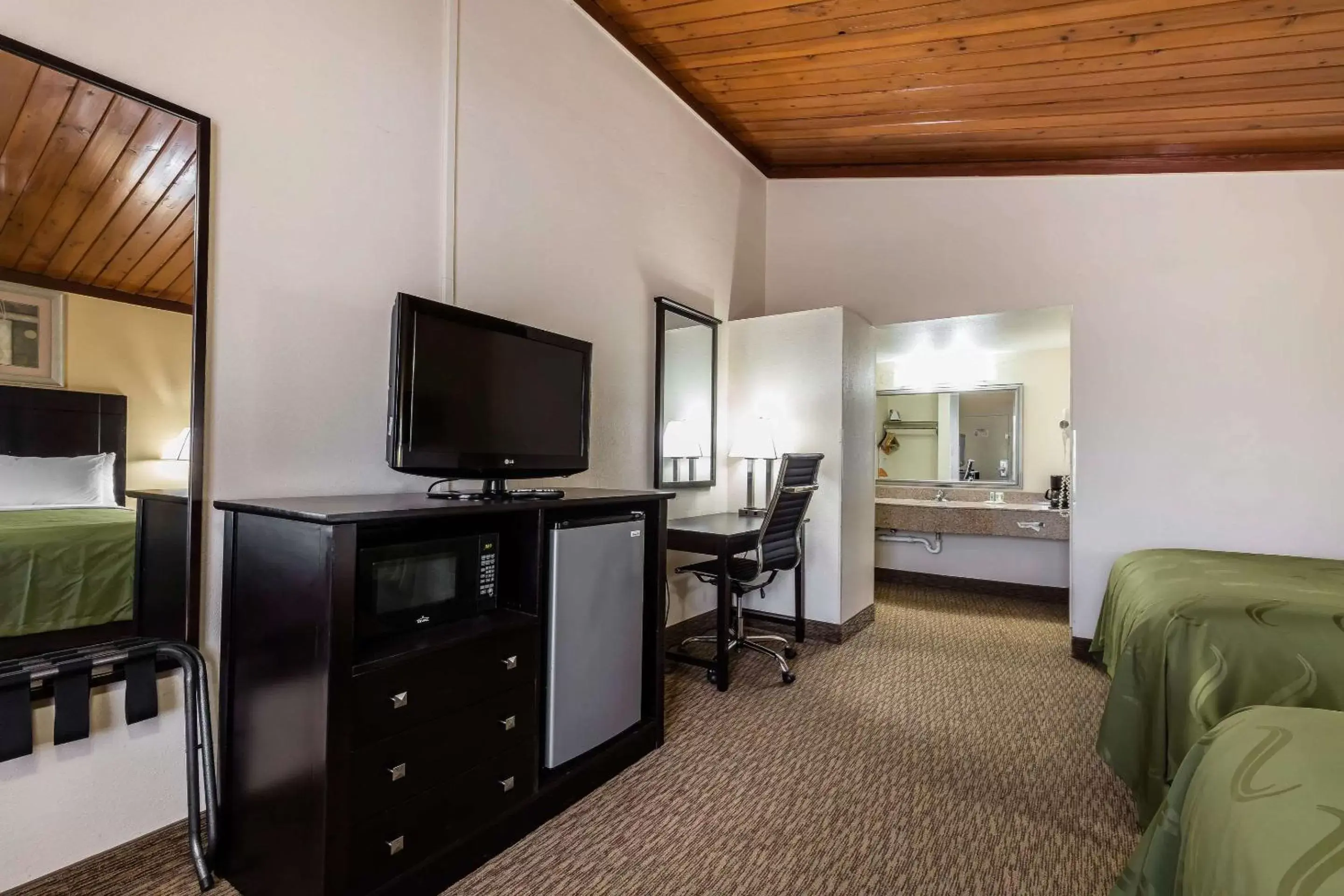 Photo of the whole room, TV/Entertainment Center in Quality Inn Tullahoma