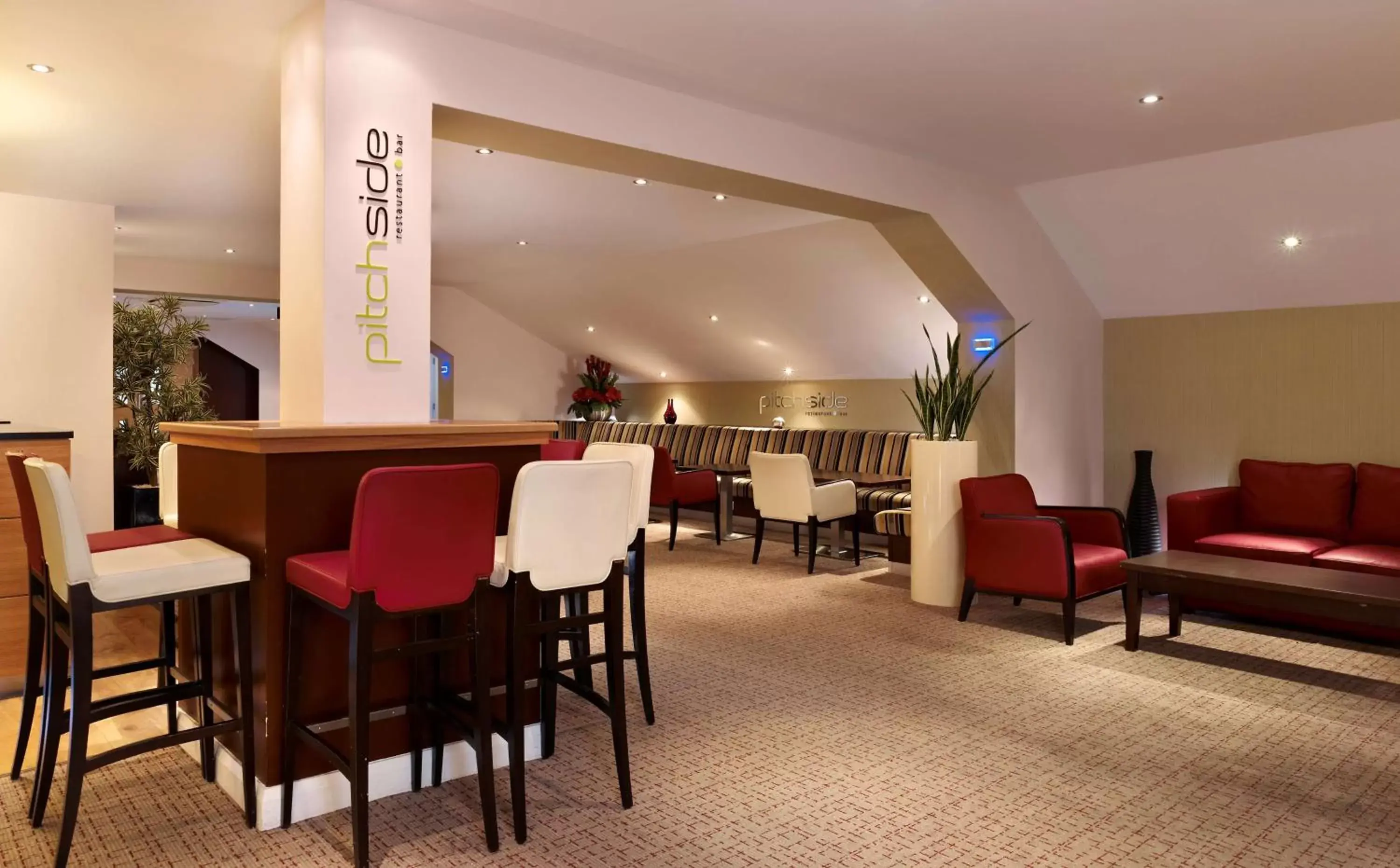 Lounge or bar in DoubleTree By Hilton Milton Keynes Lounge or bar in DoubleTree By Hilton Milton Keynes