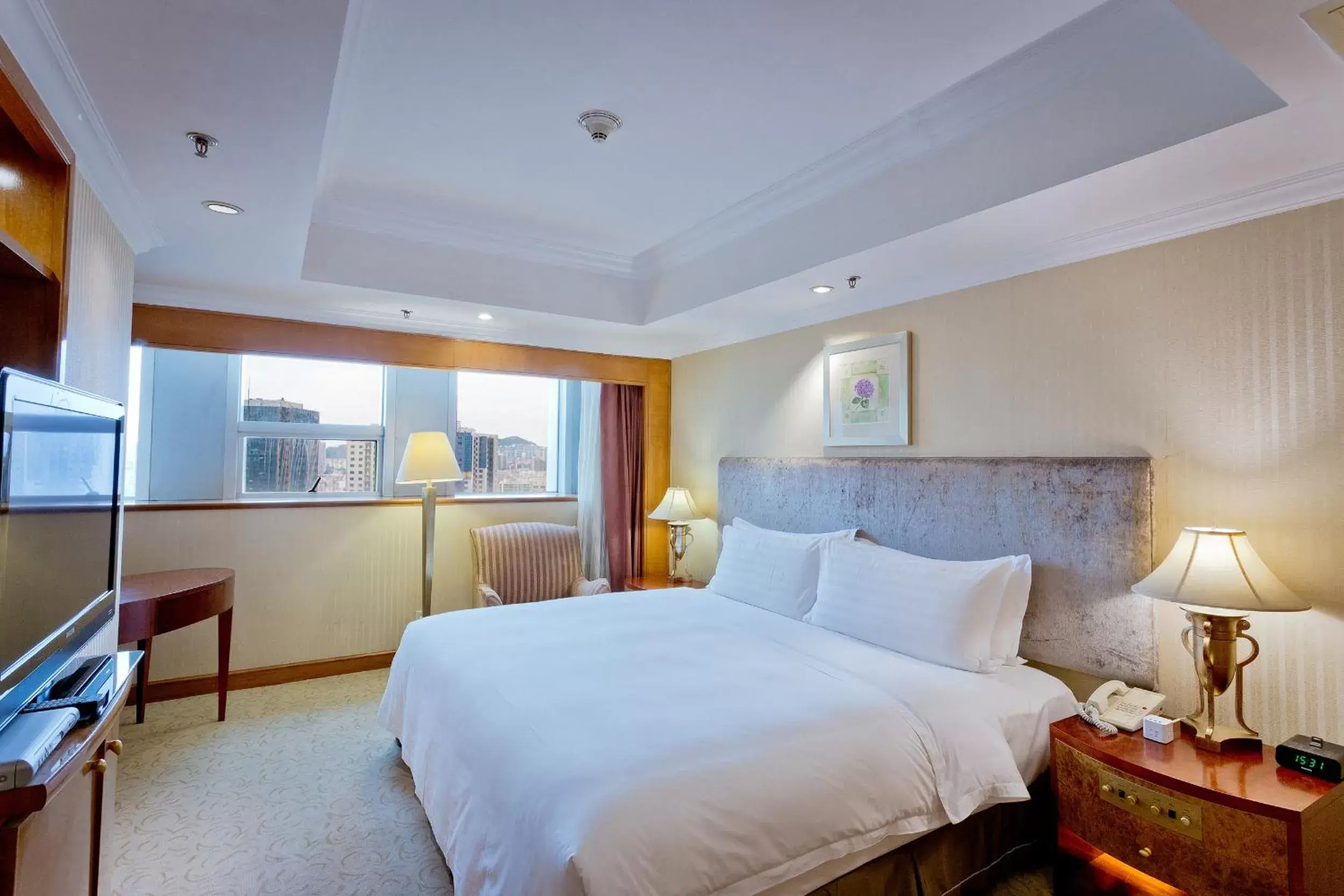 Photo of the whole room, Bed in Crowne Plaza Qingdao, an IHG Hotel