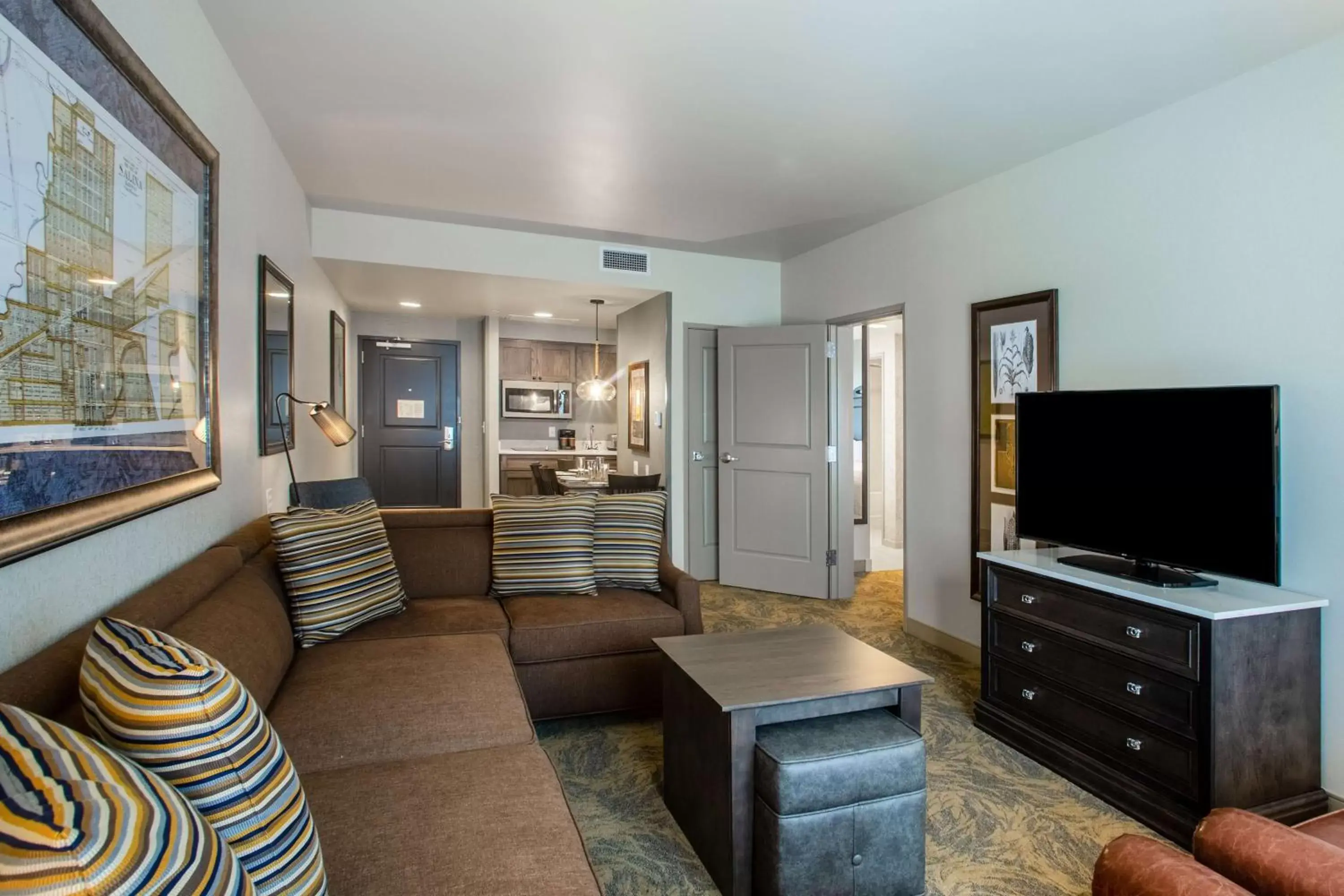 Living room, Seating Area in Homewood Suites By Hilton Salina/Downtown, Ks