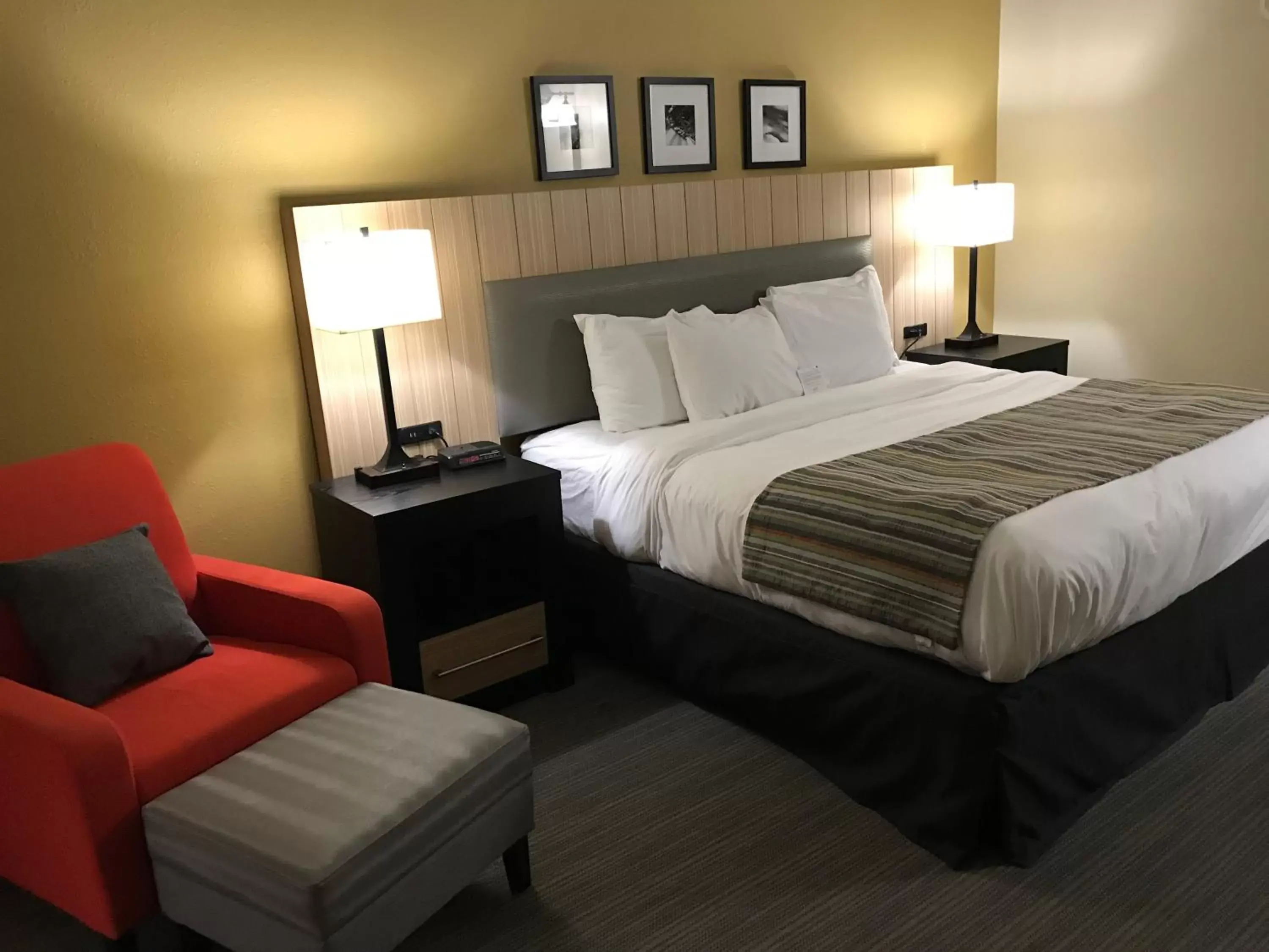 Bedroom, Bed in Country Inn & Suites by Radisson, Dalton, GA
