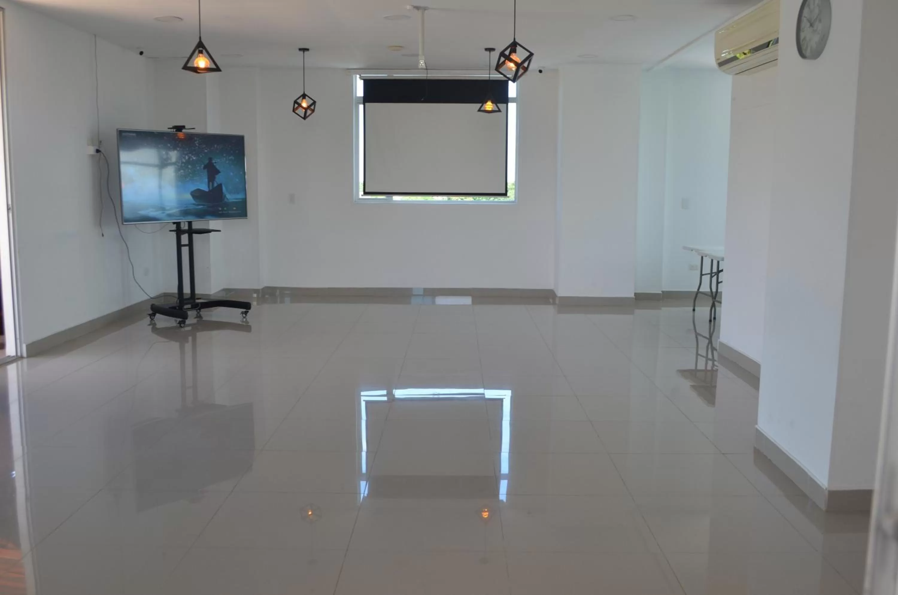 TV and multimedia, TV/Entertainment Center in Hotel Ucla Center