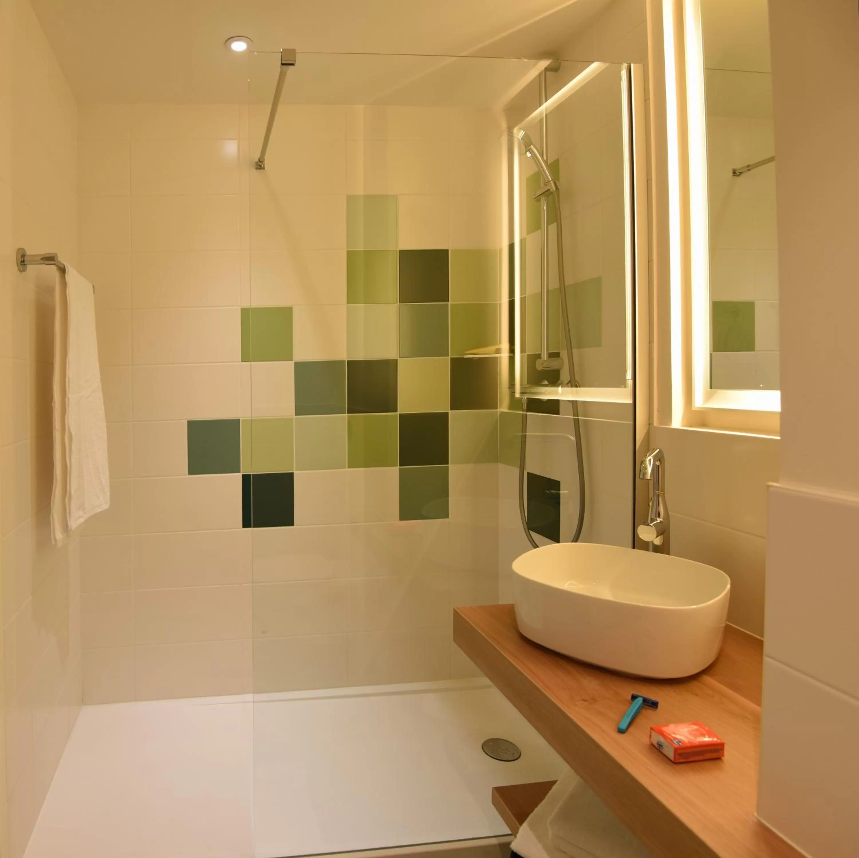 Shower in ibis Styles Arcachon Gujan Mestras